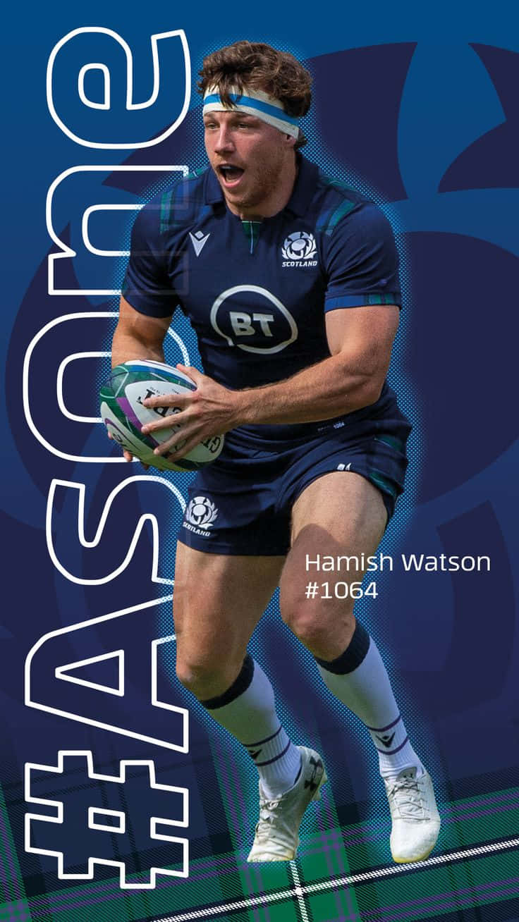 Scotland Rugby 桌布 壁紙 — 一名身穿藍色蘇格蘭球衣的橄欖球運動員，在搶眼的藍色和格子圖案背景前，抱著球向前衝刺。