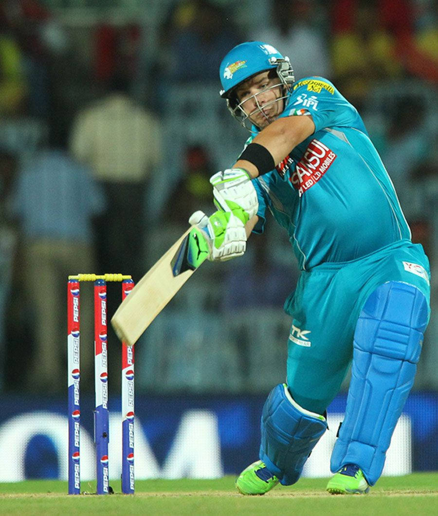Aaron Finch 桌布 壁紙 — 一名身穿藍色裝備的板球擊球手在球場燈光下，強力揮動球棒擊向三柱門附近的球。