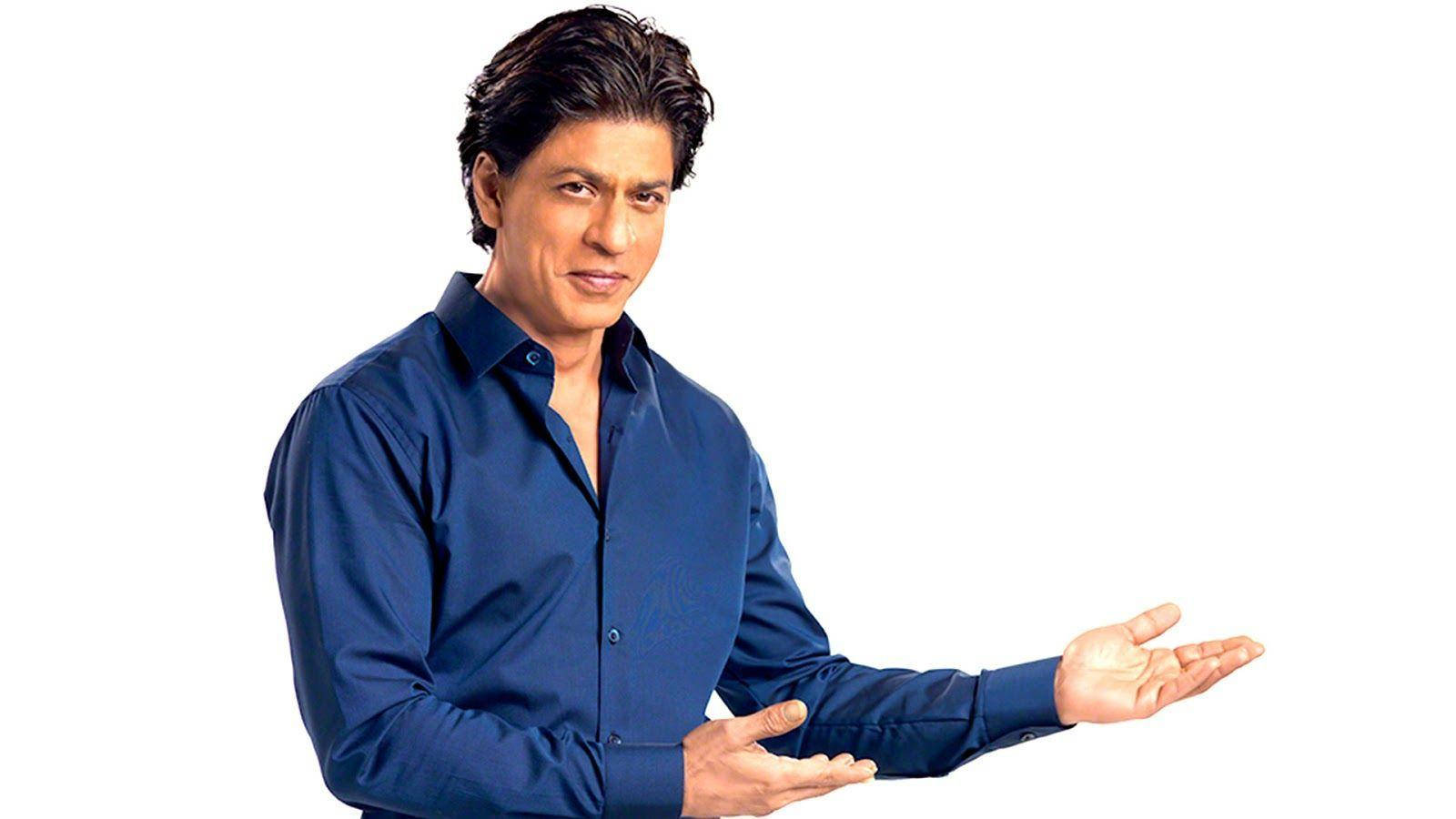 Shahrukh 桌布 壁紙 — 一名身穿藍色襯衫的男子在純白色背景前張開手掌做手勢。