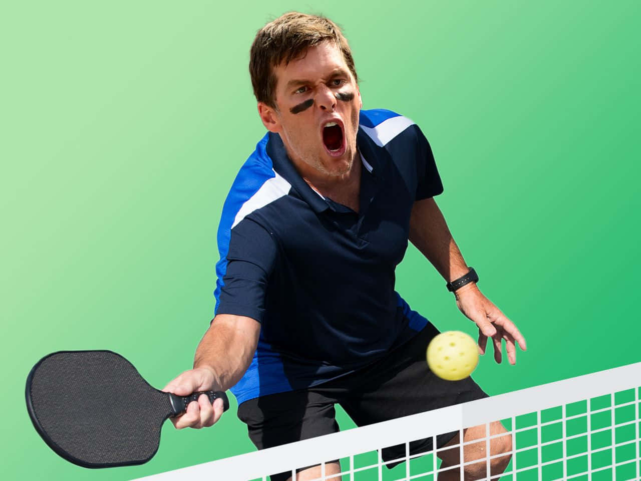 Pickleball 桌布 壁紙 — 一名身穿藍色襯衫的男性匹克球選手向前撲出，用球拍擊打黃色球，背景為綠色。