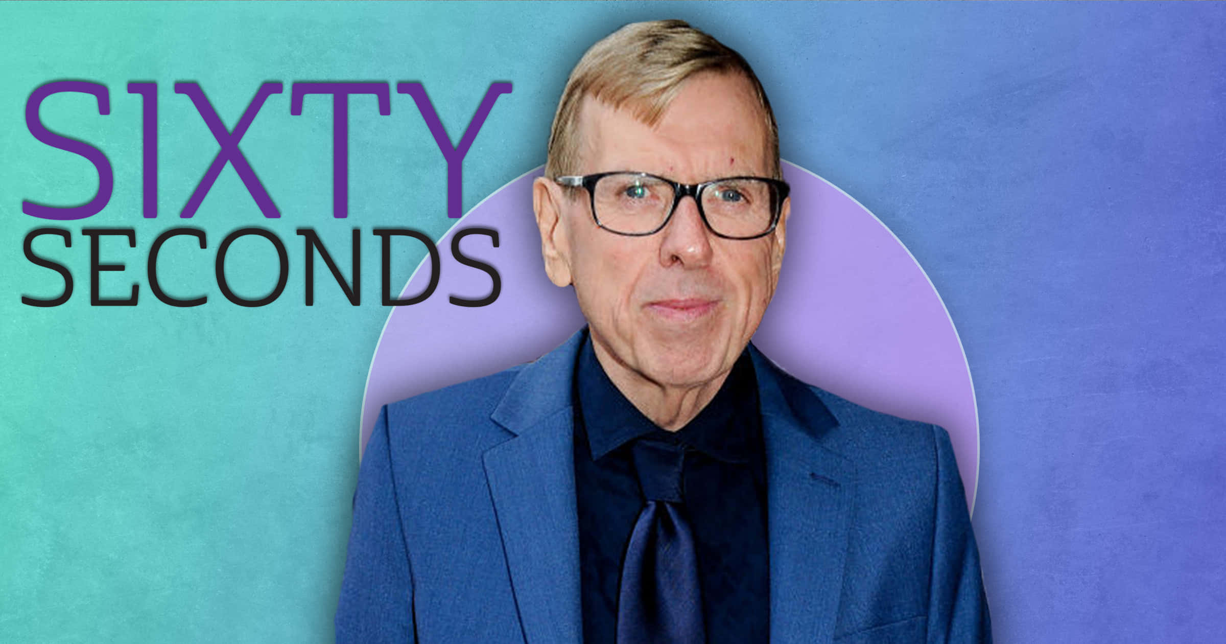 Timothy Spall 桌布 壁紙 — 一名身穿藍色西裝、戴眼鏡的男子，在帶有「SIXTY SECONDS」文字的藍綠色和紫色漸變背景前擺姿勢。