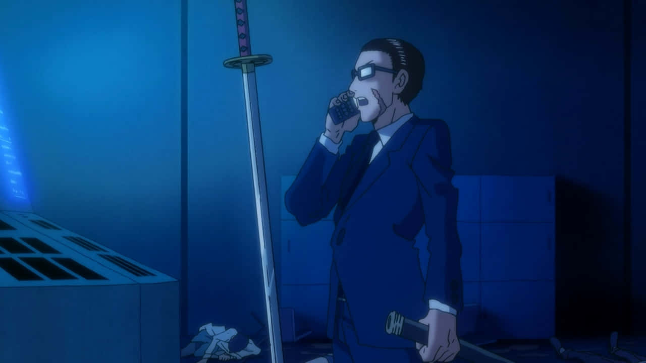 Yusuke Sakurai 桌布 壁紙 — 一名身穿藍色西裝、戴眼鏡的男子在燈光昏暗的藍色房間裡一邊講電話一邊拿著武士刀。