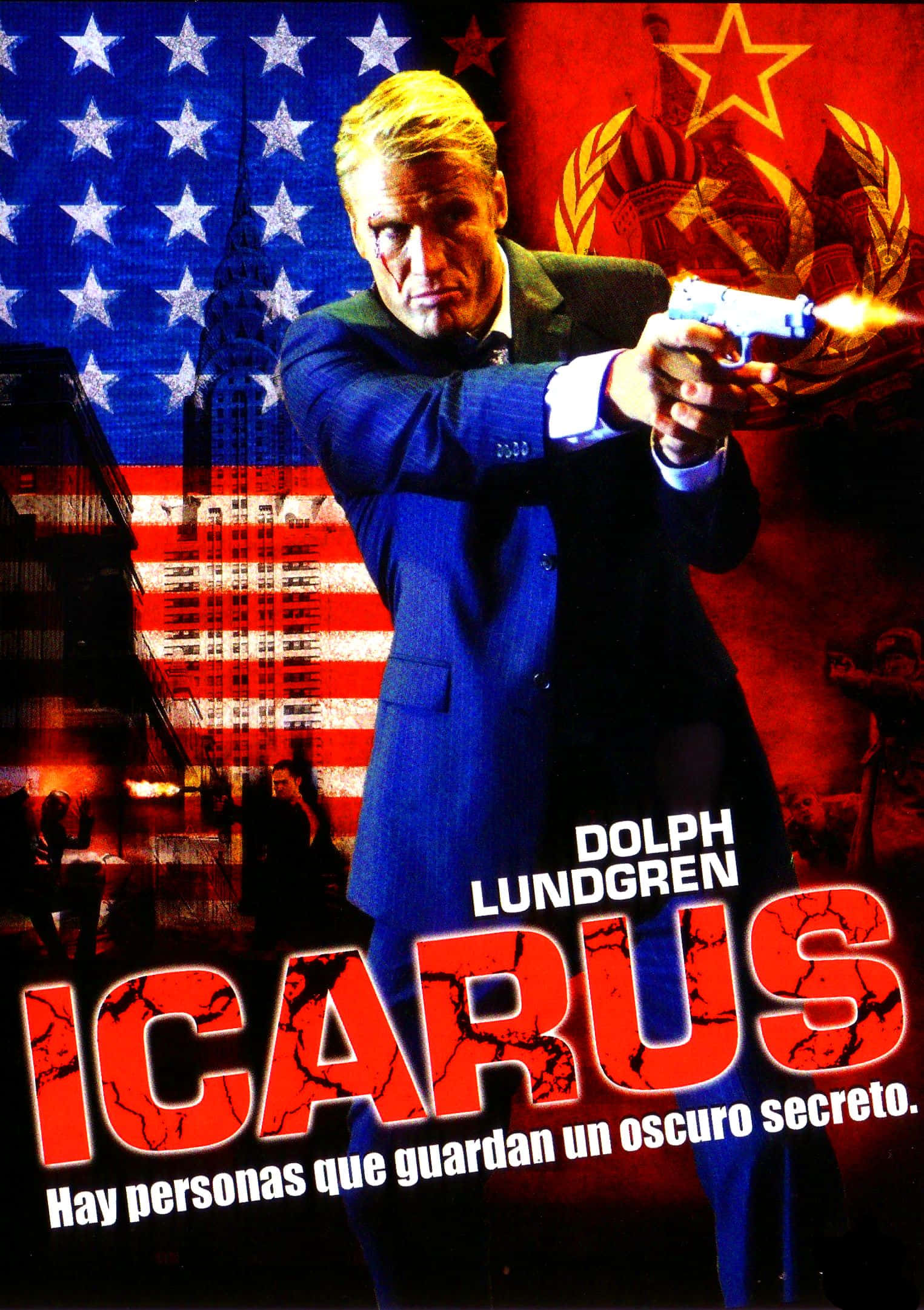 Dolph Lundgren 桌布 壁紙 — 一名身穿藍色西裝的男子在美國國旗和蘇聯標誌的分割背景下開槍，槍口噴出火焰。