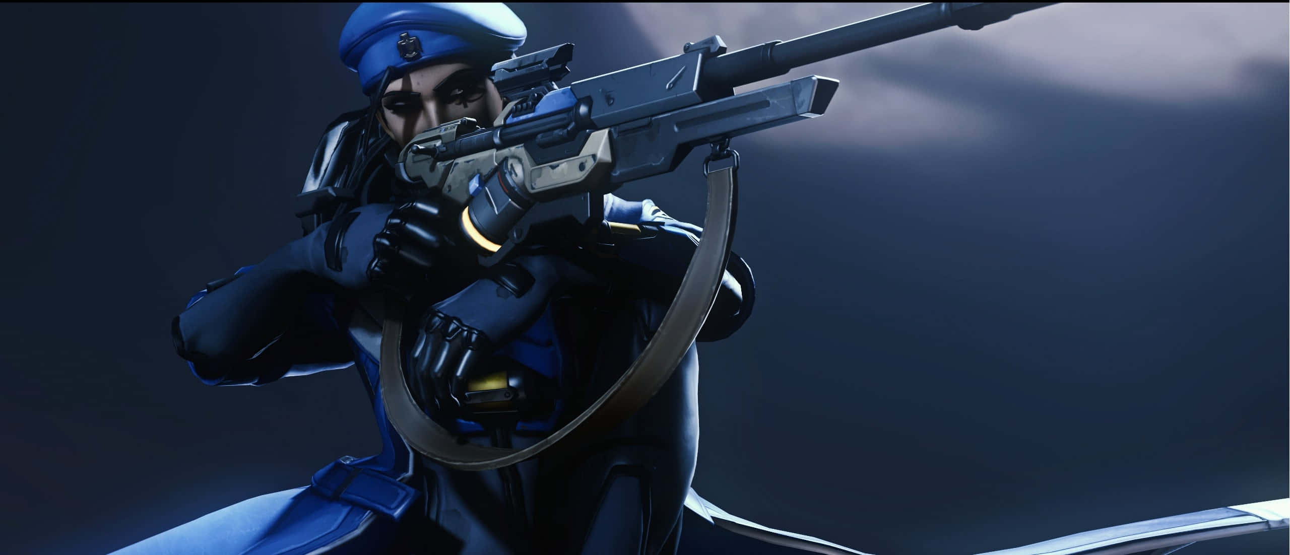 Overwatch Ana 桌布 壁紙 — 一名身穿藍色軍裝的士兵在黑暗煙霧繚繞的背景中，全神貫注地瞄準狙擊步槍。