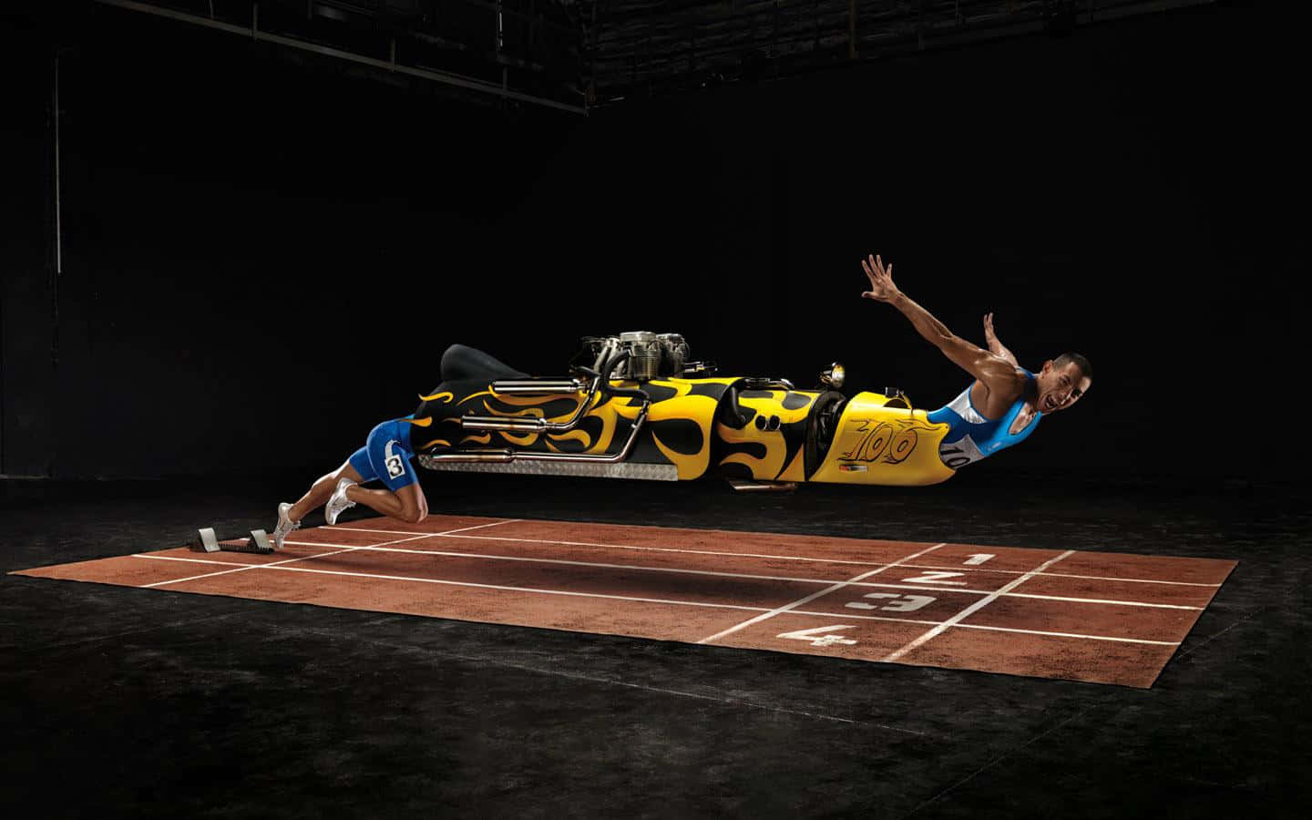 3d Sports 桌布 壁紙 — 一名身穿藍色運動服的短跑選手從起跑器上衝出，身後一輛黃色火焰裝飾的摩托車在半空中懸浮。