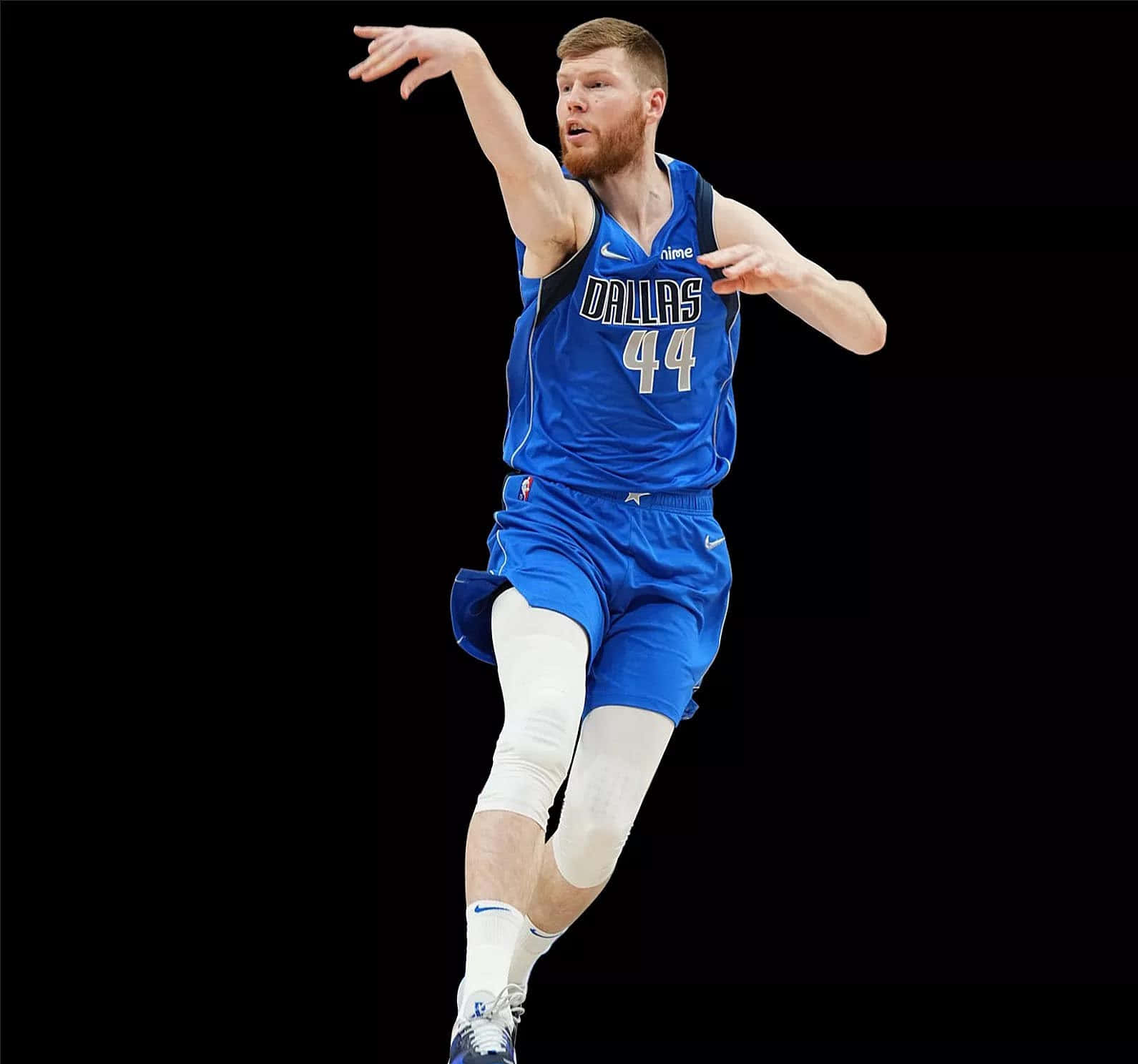 NBA 桌布 壁紙 — 一名身穿藍色達拉斯球衣、號碼44的籃球運動員在黑色背景下正在運動中。