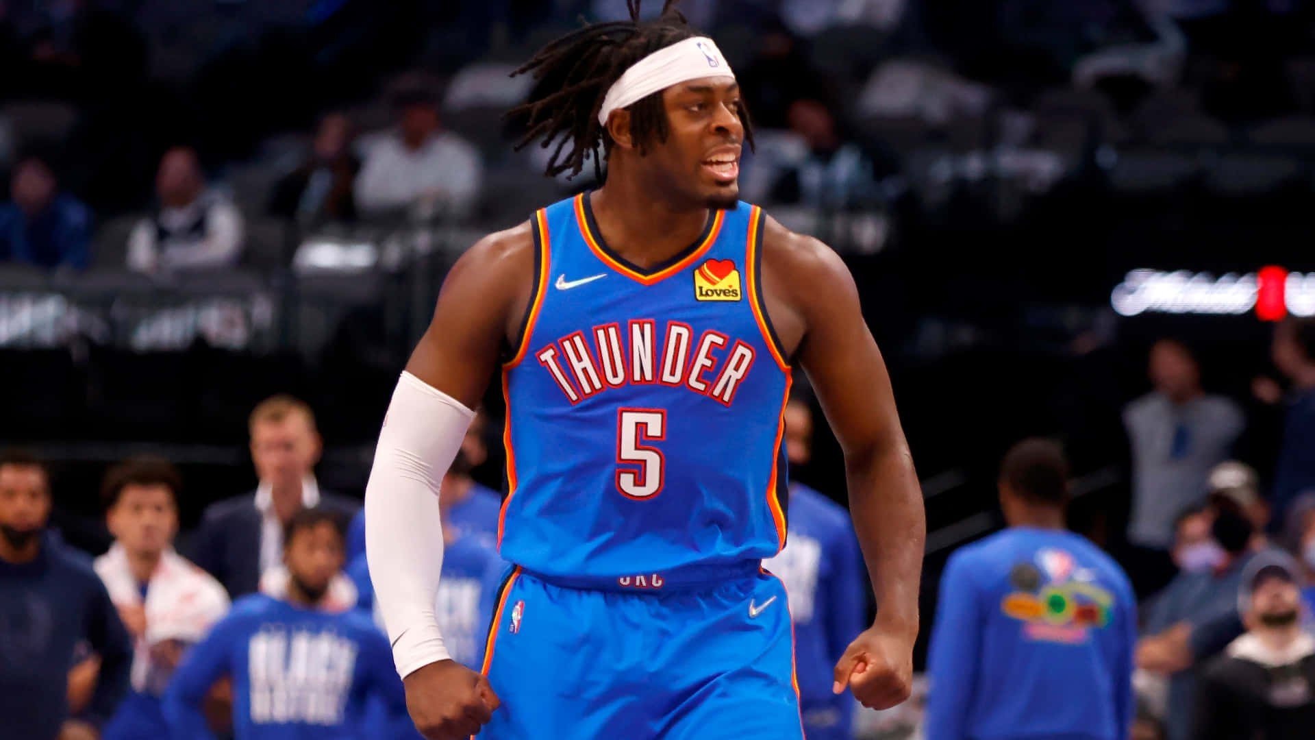 NBA 桌布 壁紙 — 一名身穿藍色雷霆隊5號球衣的籃球運動員在球場上奔跑，背景有觀眾。