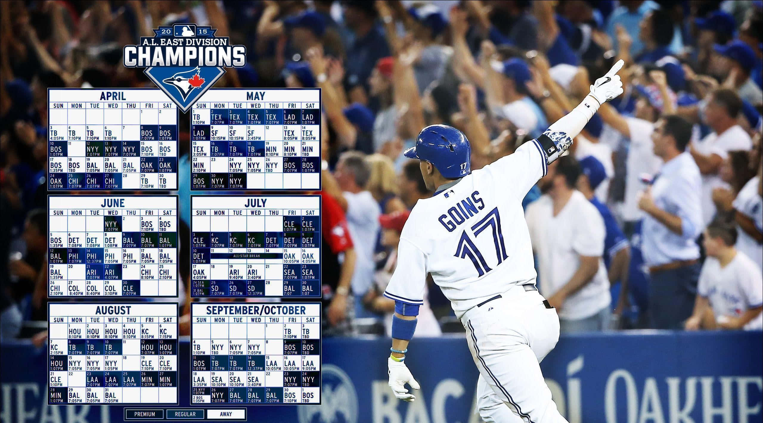Blue Jays. 桌布 壁紙 — 一名身穿藍色頭盔和白色球衣的棒球選手高舉雙臂慶祝，身後有球迷歡呼，並覆蓋著詳細的月度賽程表。