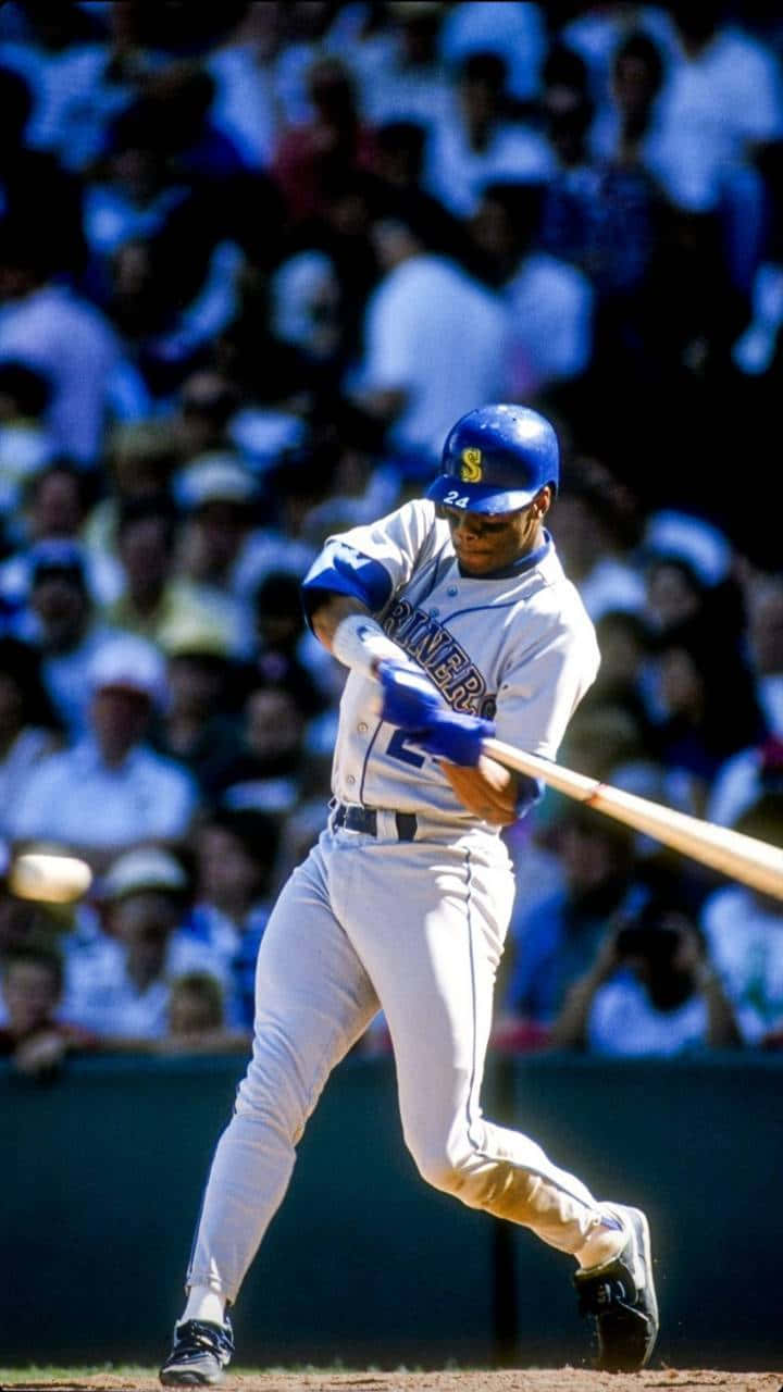 baseball bat 桌布 壁紙 — 一名身穿藍色頭盔和白色球衣的棒球選手在日間比賽中全神貫注地揮棒。