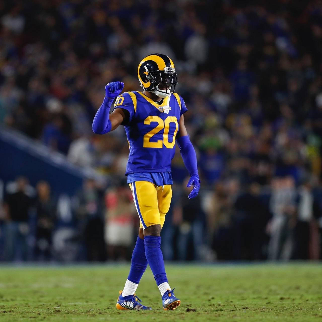 Ramsey 桌布 壁紙 — 一名身穿藍金色球衣、背號20的美式足球員在燈光球場上慶祝，背景是模糊的體育場人群。