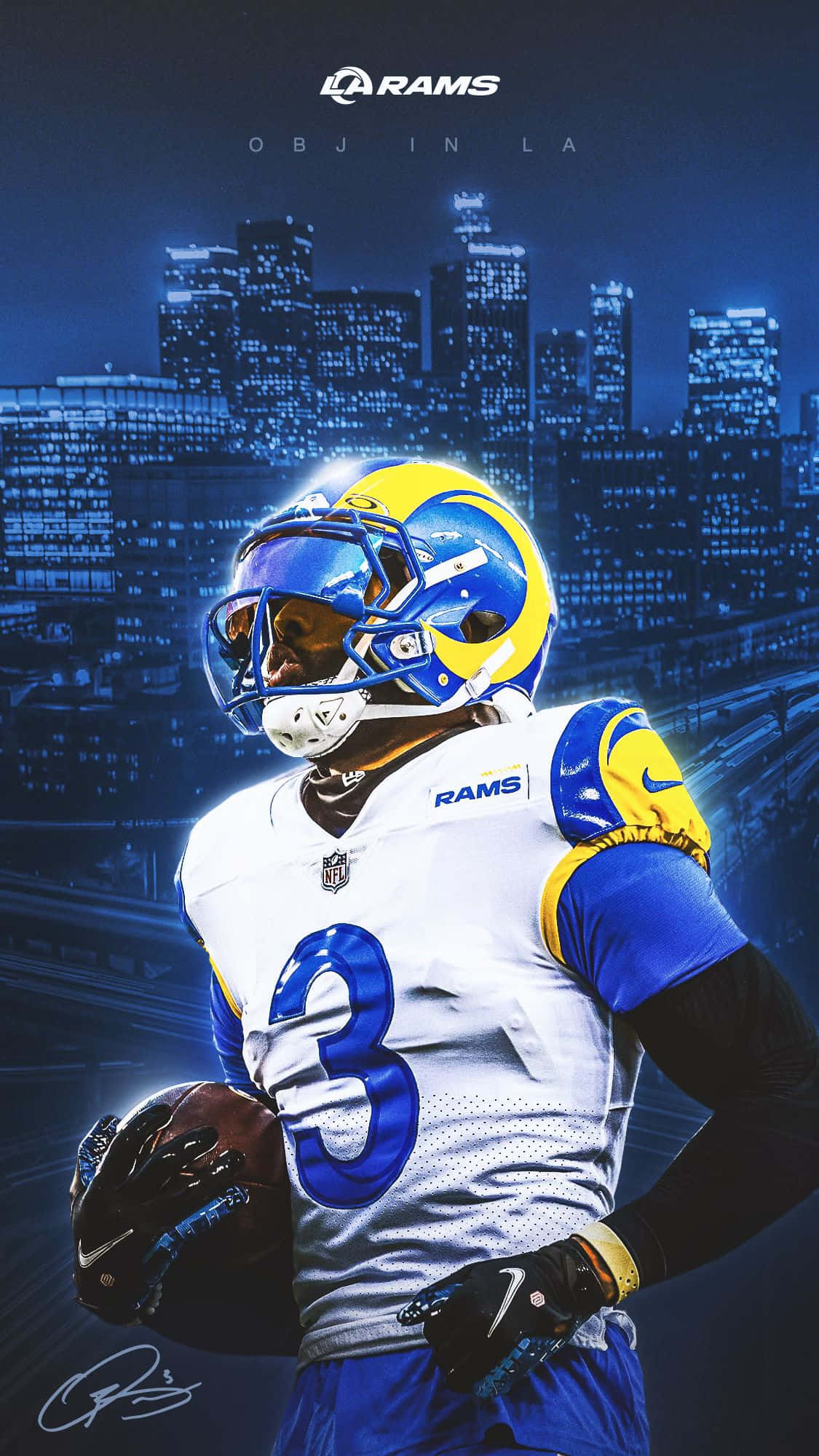 Football Players 桌布 壁紙 — 一名身穿藍金色裝備的洛杉磯公羊隊美式足球員，在夜晚發光的城市天際線背景下抱著一個美式足球。