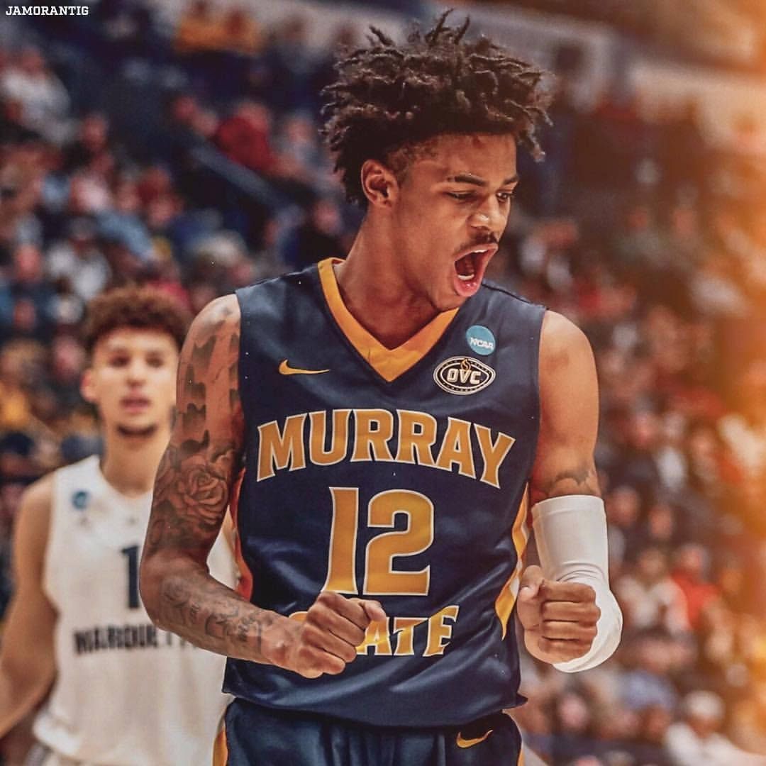 身穿藍金色球衣的籃球運動員在比賽中握緊拳頭怒吼。 — Ja Morant 動圖 壁紙