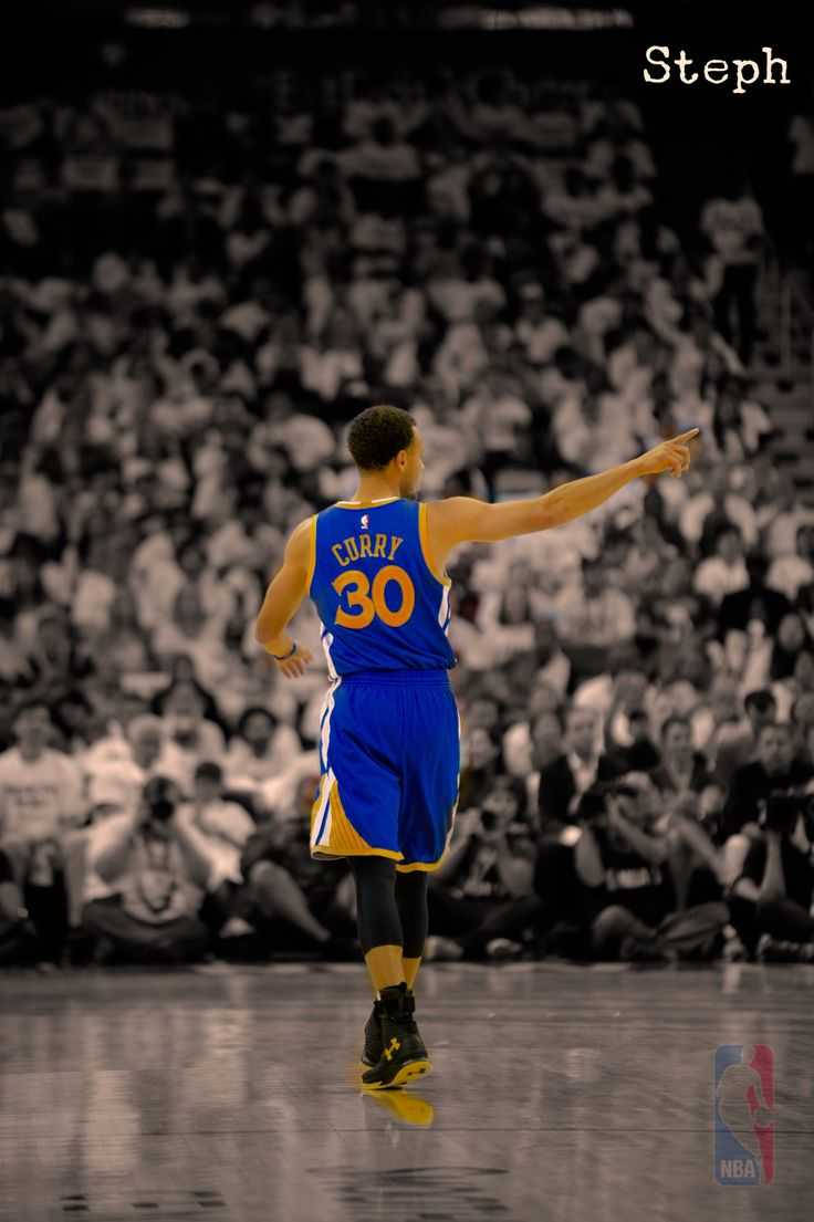 Curry 桌布 壁紙 — 一名身穿藍黃球衣、背號30的籃球運動員在黑白觀眾背景的比賽中向觀眾指點。