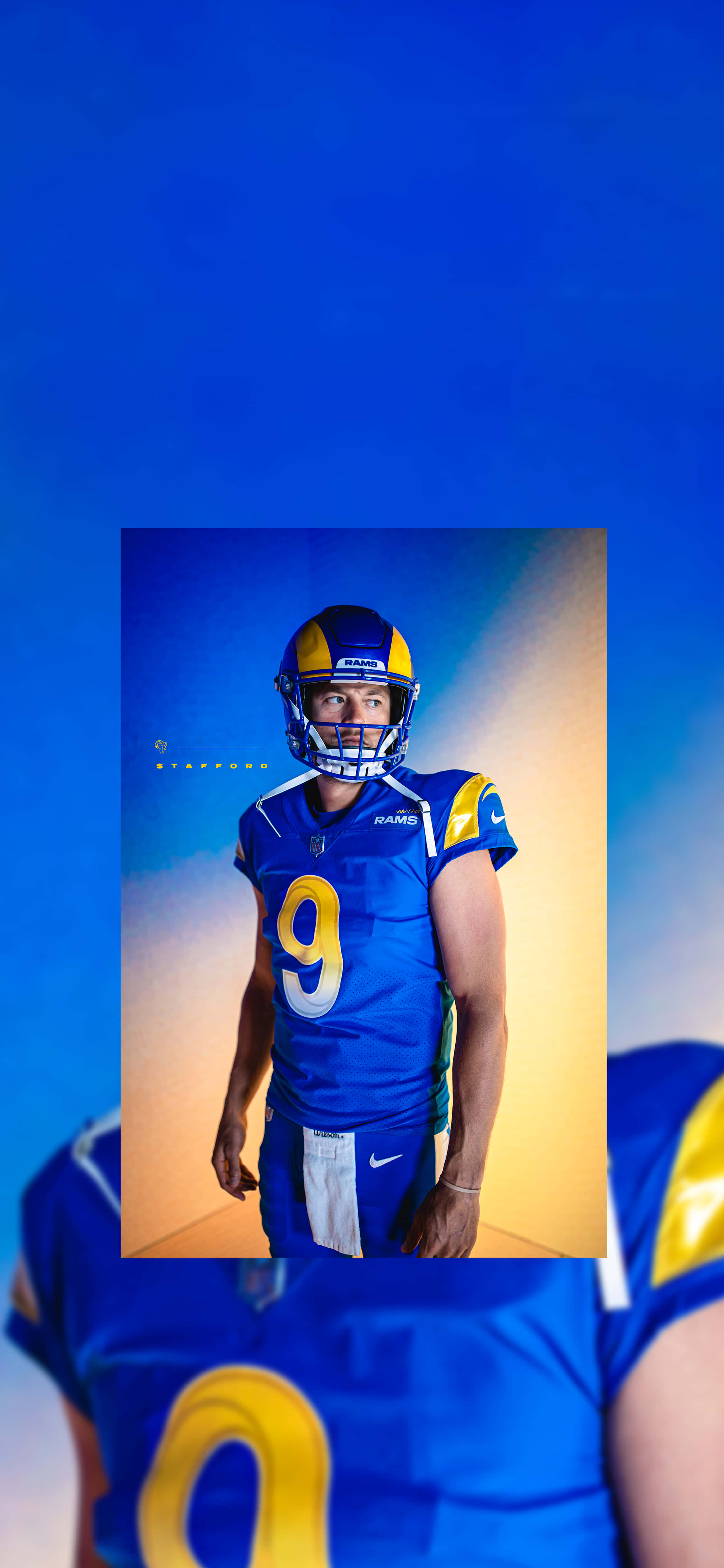 Cool Rams 桌布 壁紙 — 一名身穿藍黃色Rams球衣、背號9號的美式足球員，自信地站在藍橙漸變背景前。