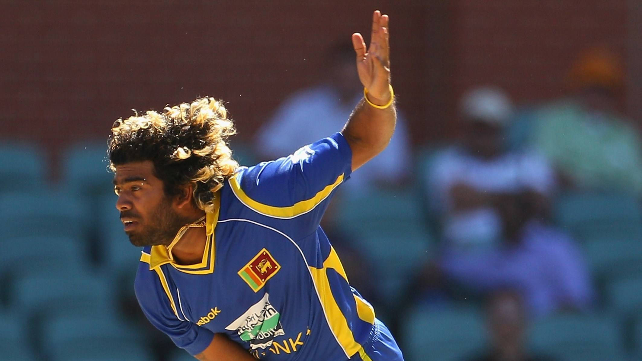 Sri Lanka Cricket 桌布 壁紙 — 一名身穿藍黃色球衣的斯里蘭卡板球運動員在明亮的日光下專注地投球。