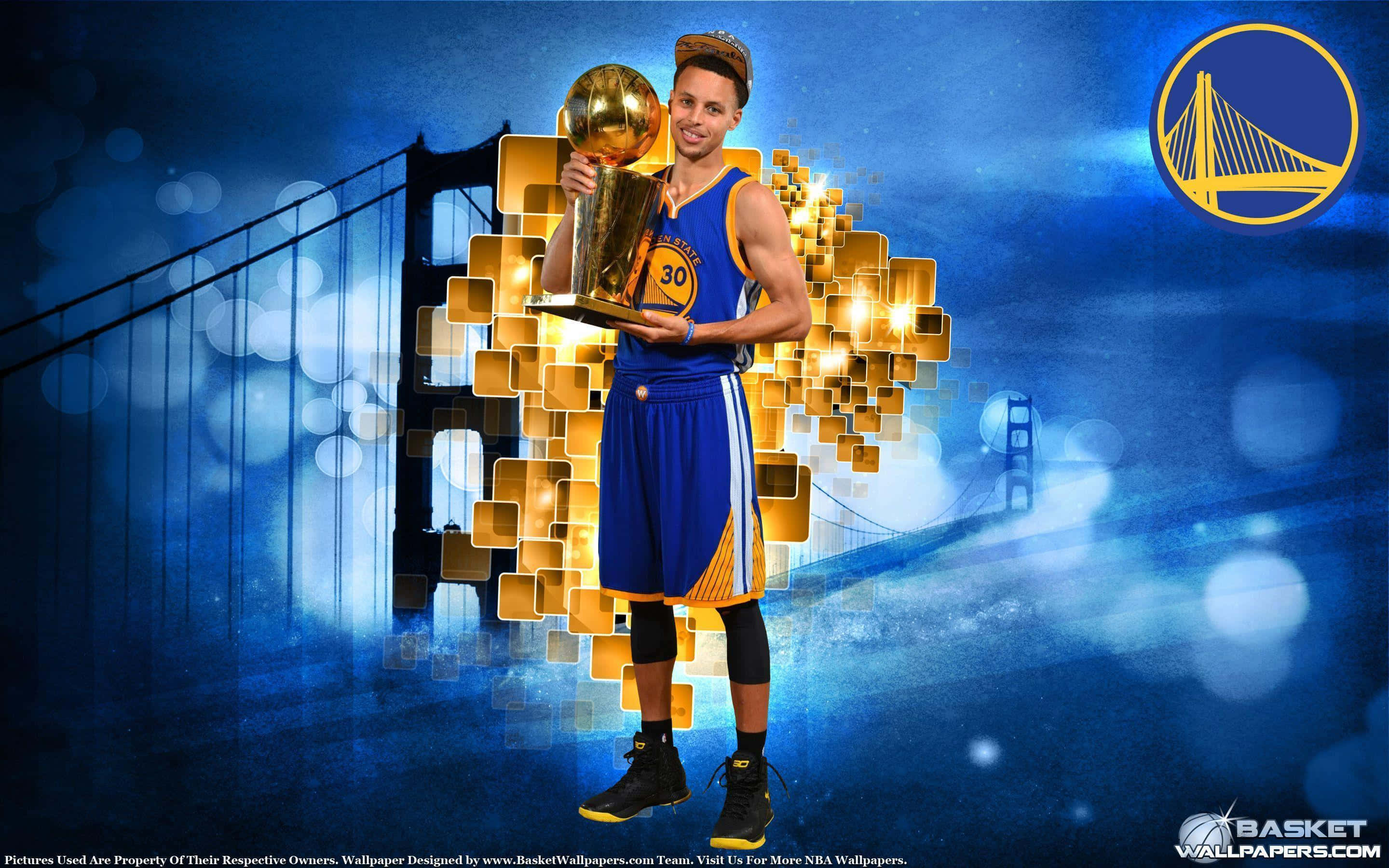 Stephen Curry 4K 桌布 壁紙 — 一名身穿藍黃色球衣的籃球運動員，在發光的藍色背景和數位金門大橋前，手持金色獎盃。