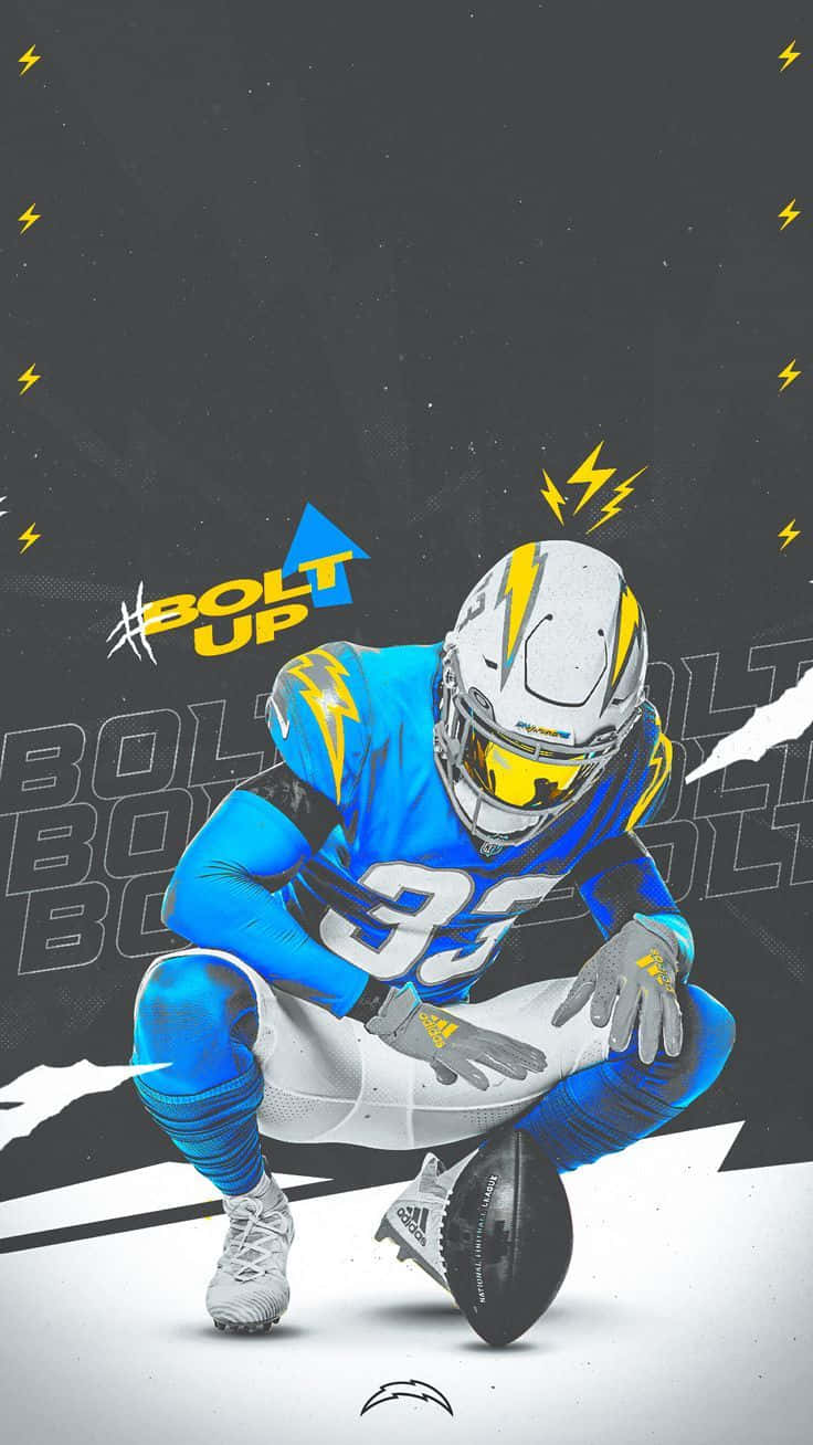 NFL 桌布 壁紙 — 一名身穿藍黃色球衣的足球運動員，在帶有閃電和粗體文字的深色背景前，強而有力地蹲下，手持足球。