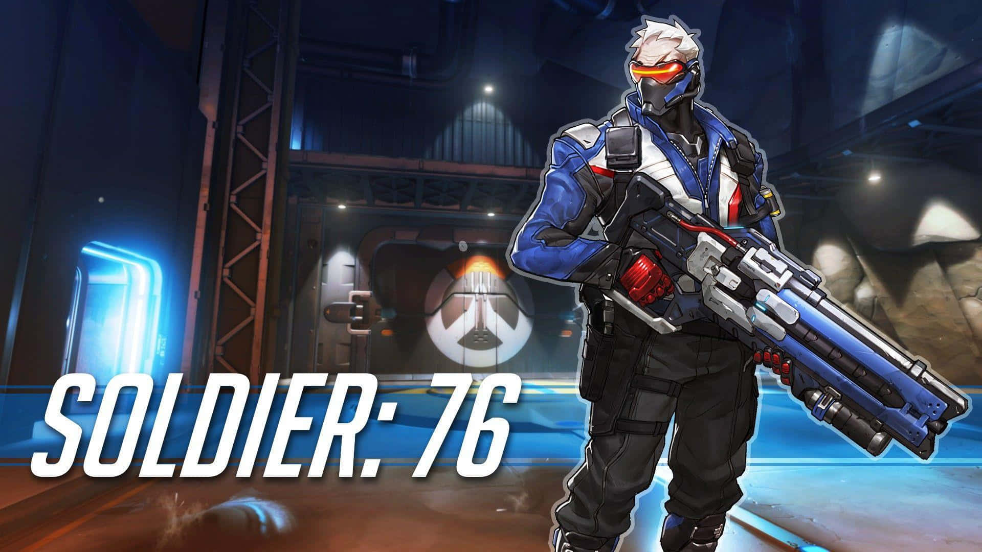 Soldier 76 桌布 壁紙 — 一名身穿藍黑裝甲的未來士兵在霓虹燈科幻走廊中手持重型武器。