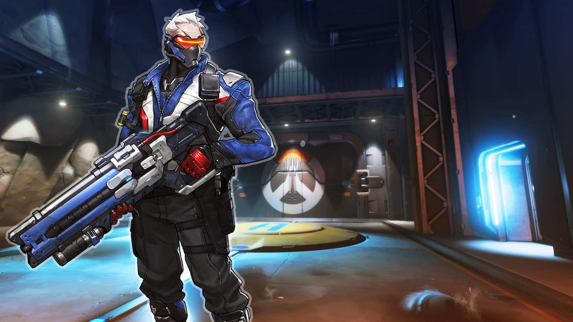 Soldier 76 桌布 壁紙 — 一名身穿藍黑裝甲的未來戰士，在燈光昏暗的科幻走廊中手持大型武器準備就緒。