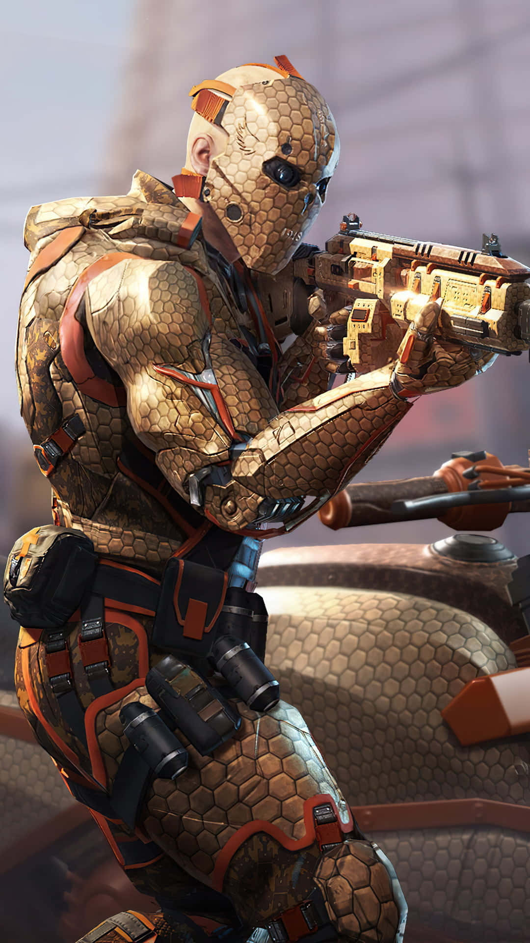 Cod Mobile Character Skins 桌布 壁紙 — 一名身穿蜂巢圖案裝甲的士兵，在粗糙的城市環境中瞄準一支帶有橙色點綴的未來步槍。