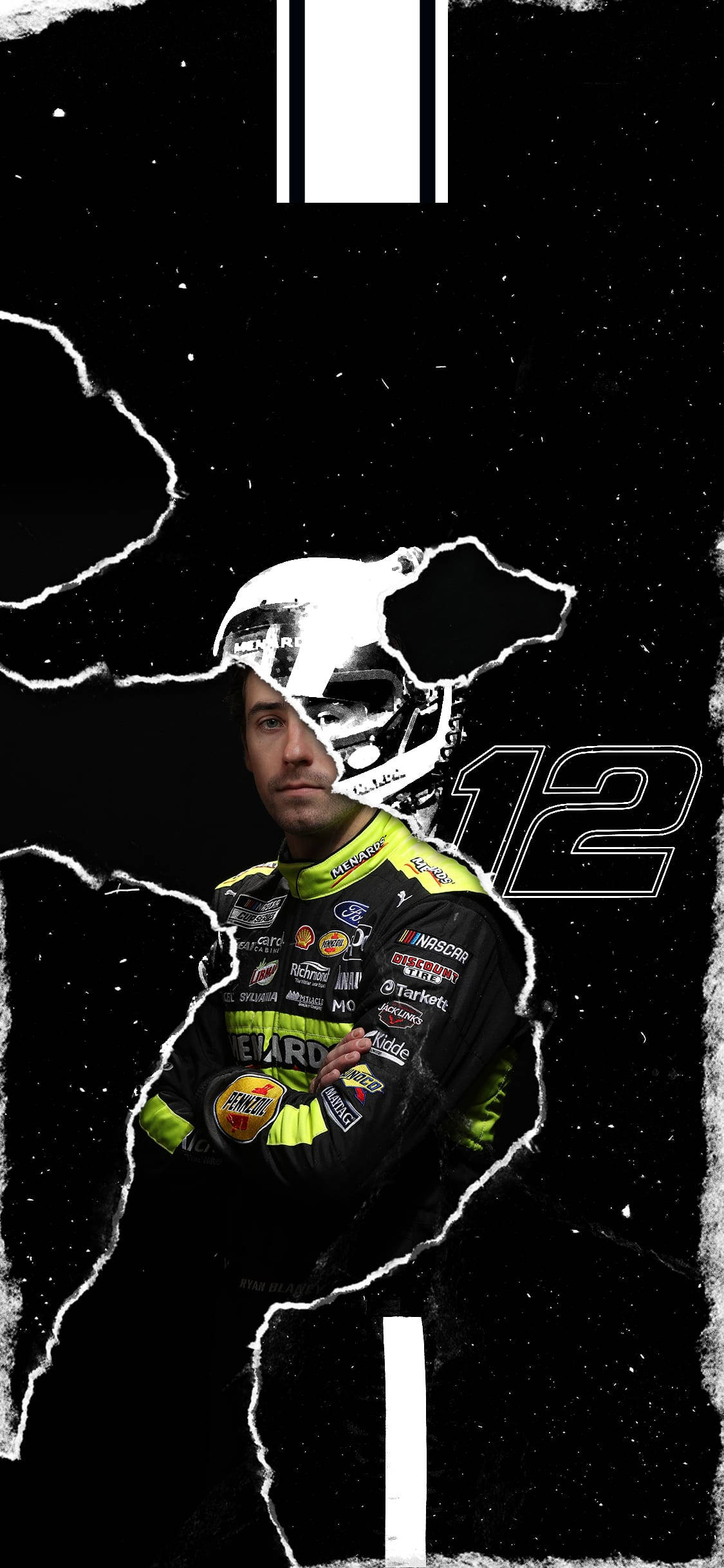 Ryan Blaney 桌布 壁紙 — 一名身穿螢光黃和黑色賽車服、號碼12的NASCAR車手，站在帶有撕裂紙效果的純黑背景前。