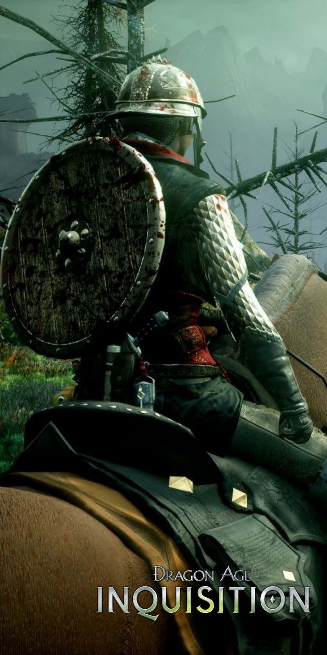 Pixel 3 Dragon Age Inquisition 桌布 壁紙 — 一名身穿血跡斑斑盔甲的騎士騎著馬穿過迷霧森林，周圍有荊棘樹枝和遠山。