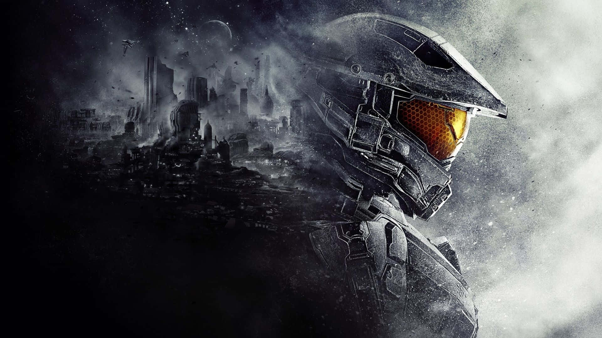 Master Chief 桌布 壁紙 — 一名身穿裝甲、戴著發光橙色面罩的斯巴達戰士站在黑暗星空下廢墟般的未來城市前。