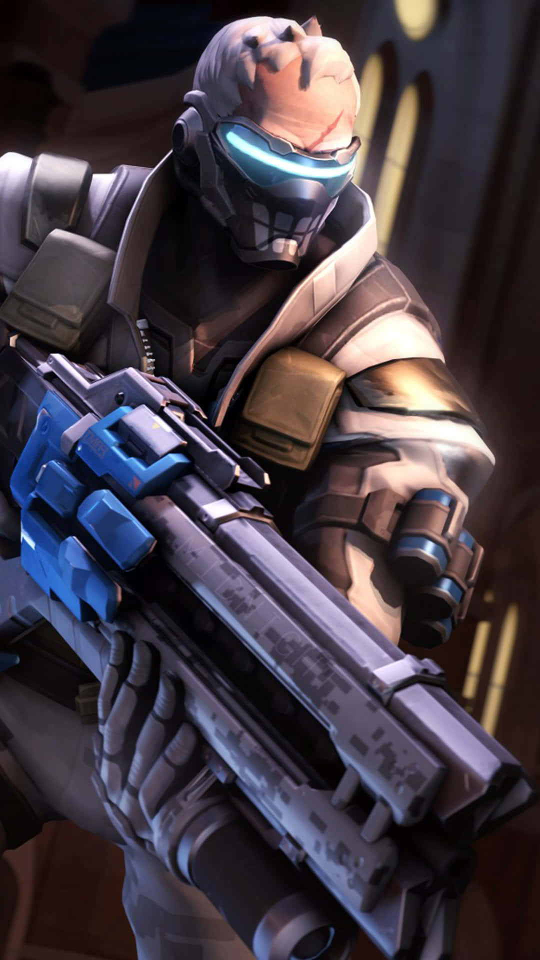 Soldier 76 桌布 壁紙 — 一名身穿裝甲裝備、帶有發光藍色護目鏡的未來士兵，在昏暗的科幻場景中手持重型武器。