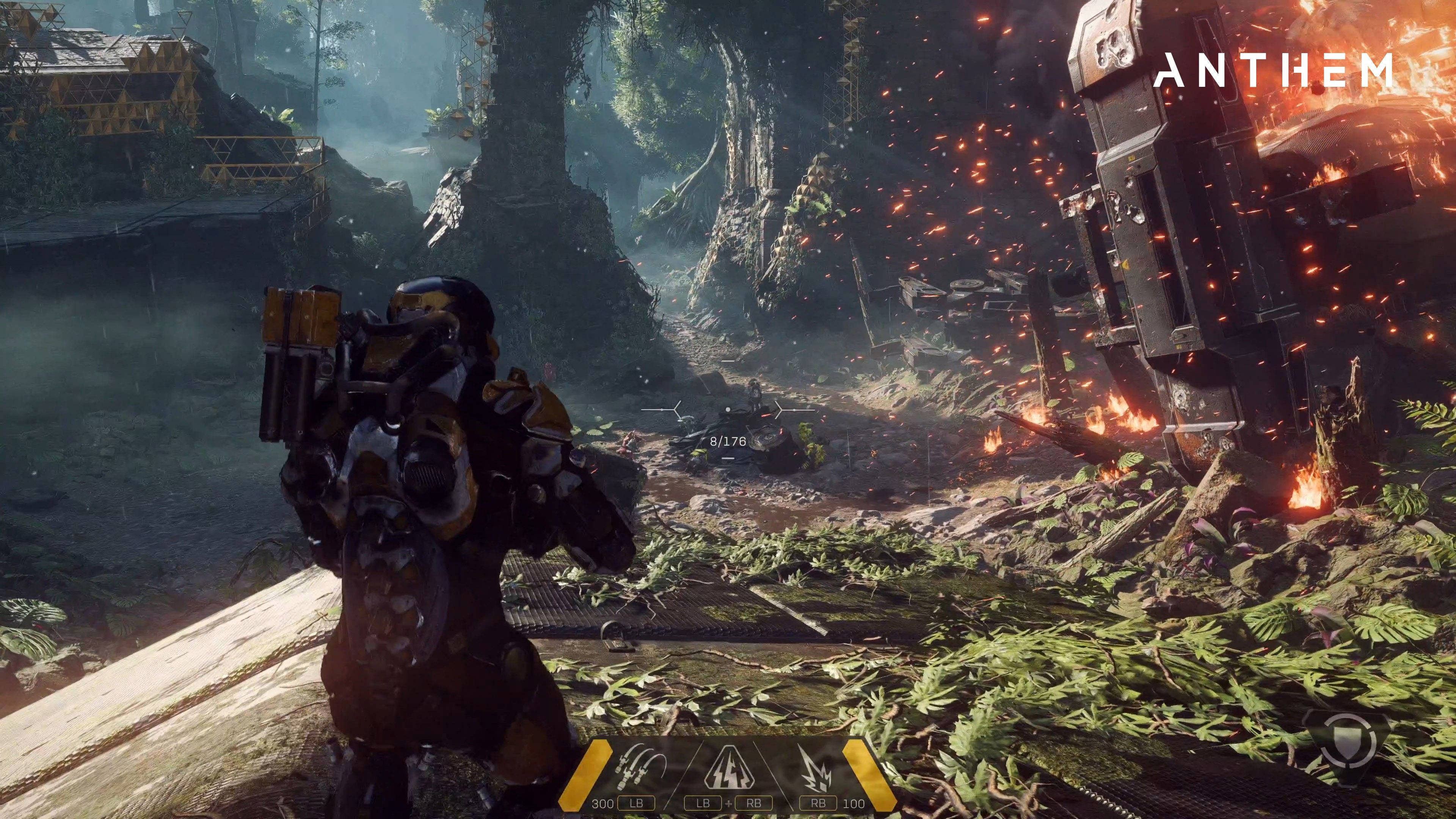 anthem 4K 桌布 壁紙 — 一名身穿裝甲裝備的玩家站在叢林戰場中，一架燃燒的機甲爆炸成火花。