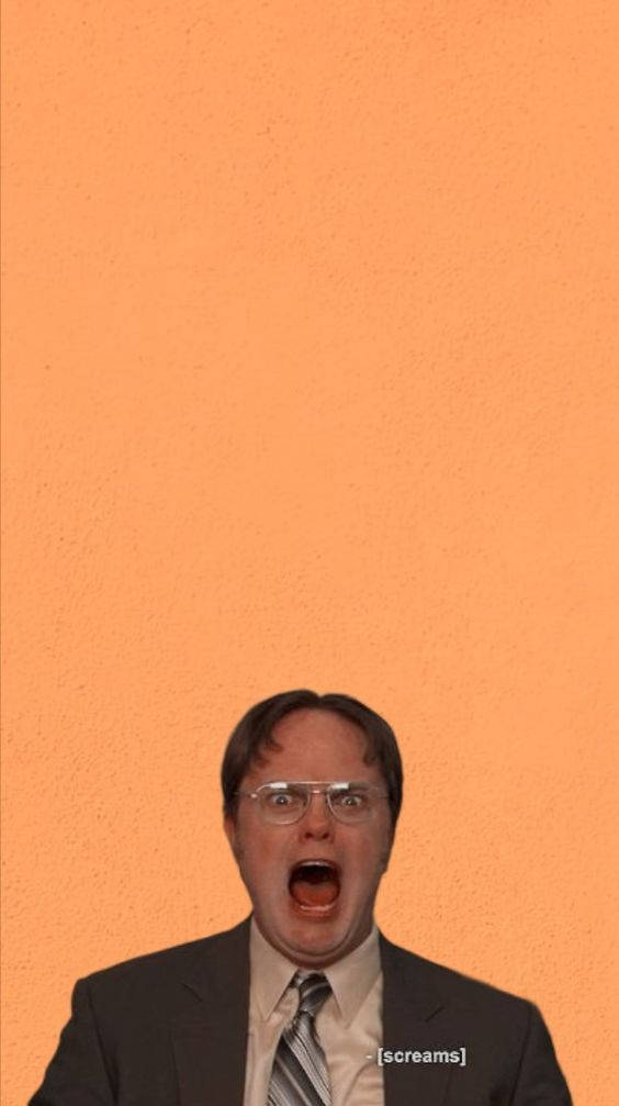 screaming 桌布 壁紙 — 一名身穿西裝、戴眼鏡的男子在純橙色紋理背景前尖叫，下方有文字。