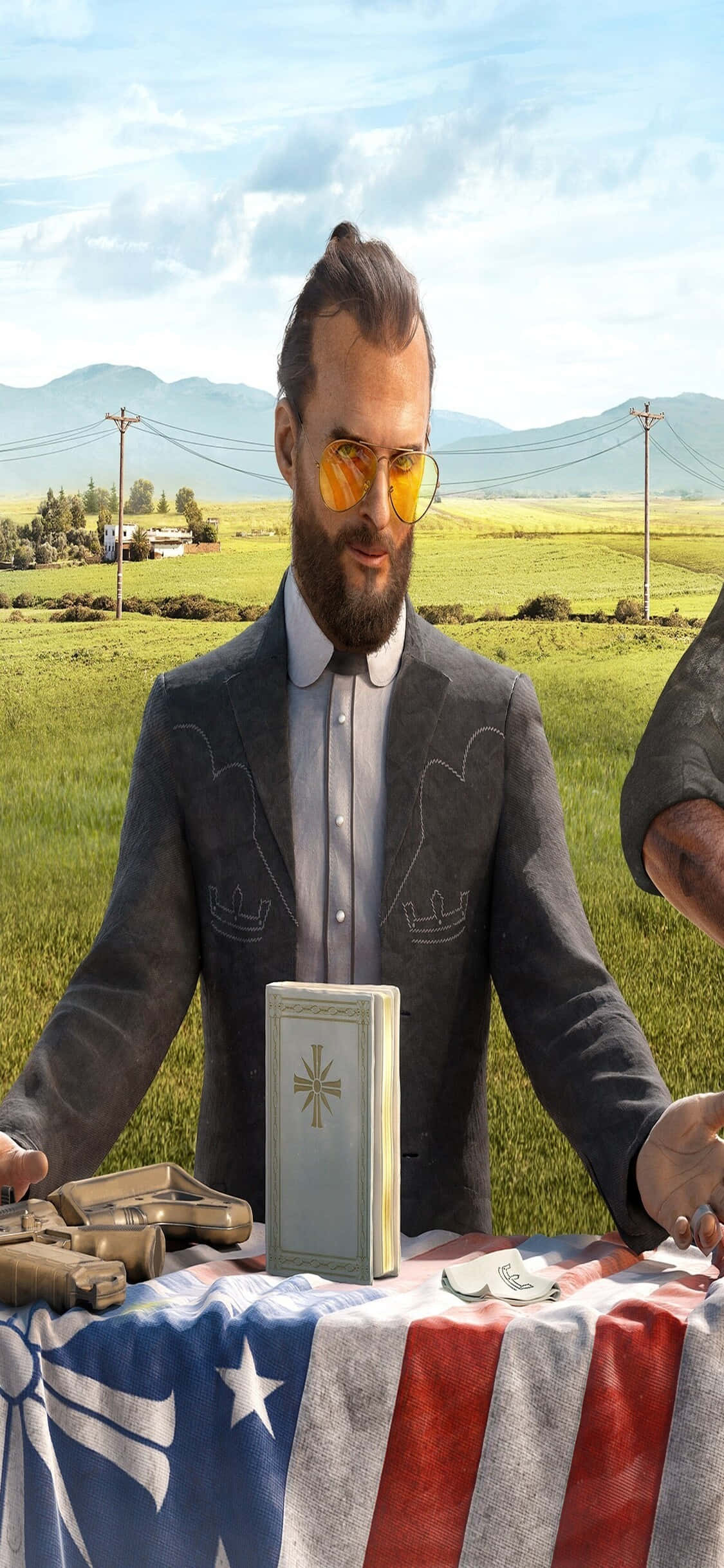 iPhone Xs Far Cry 5 桌布 壁紙 — 一名身穿西裝、戴著黃色眼鏡的男子站在一張鋪有美國國旗、槍支和一本書的桌子旁。
