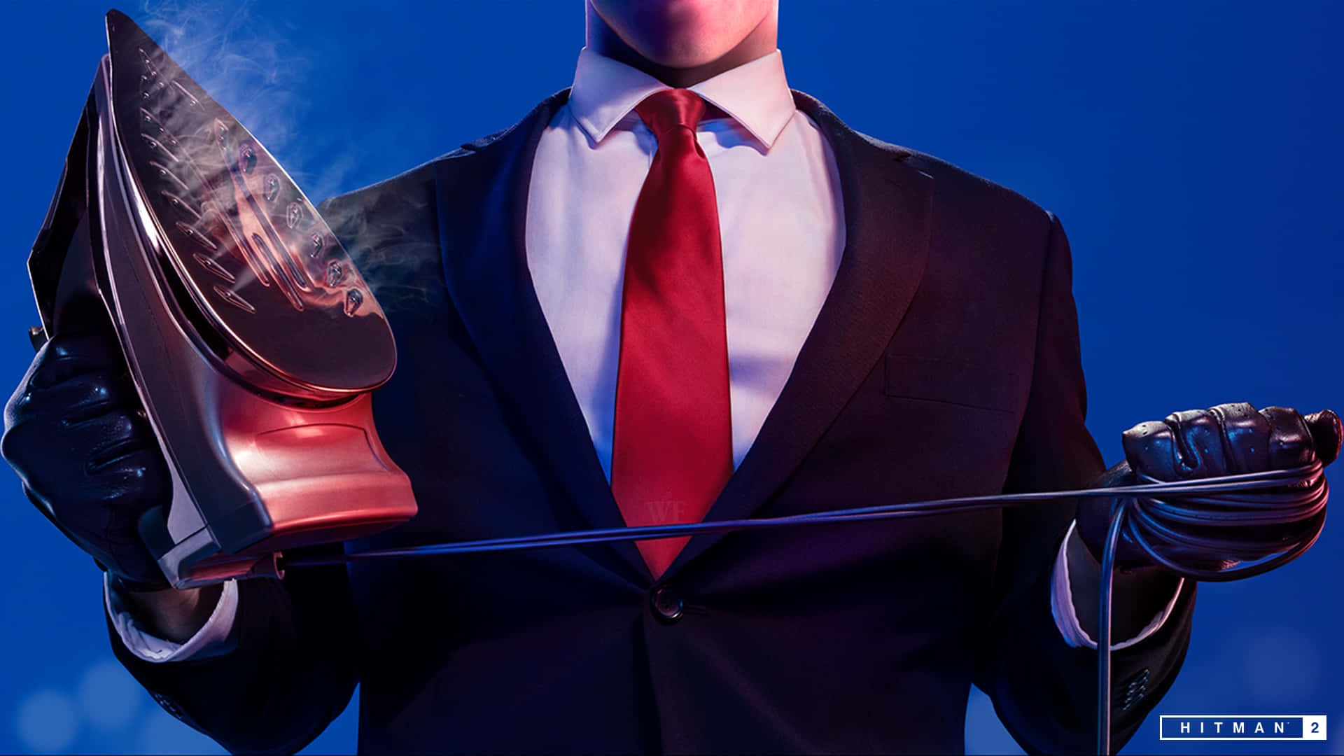 Hitman 2 桌布 壁紙 — 一名身穿西裝、打紅色領帶的男子，在藍色背景前拿著冒蒸氣的熨斗和電線。