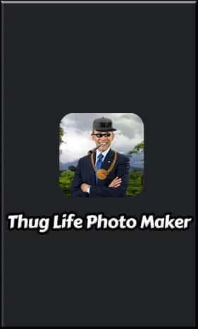 Thug Life Glasses 桌布 壁紙 — 一名身穿西裝和帽子、戴著金鏈的男子自信地站在多雲的天空和綠色樹葉前。