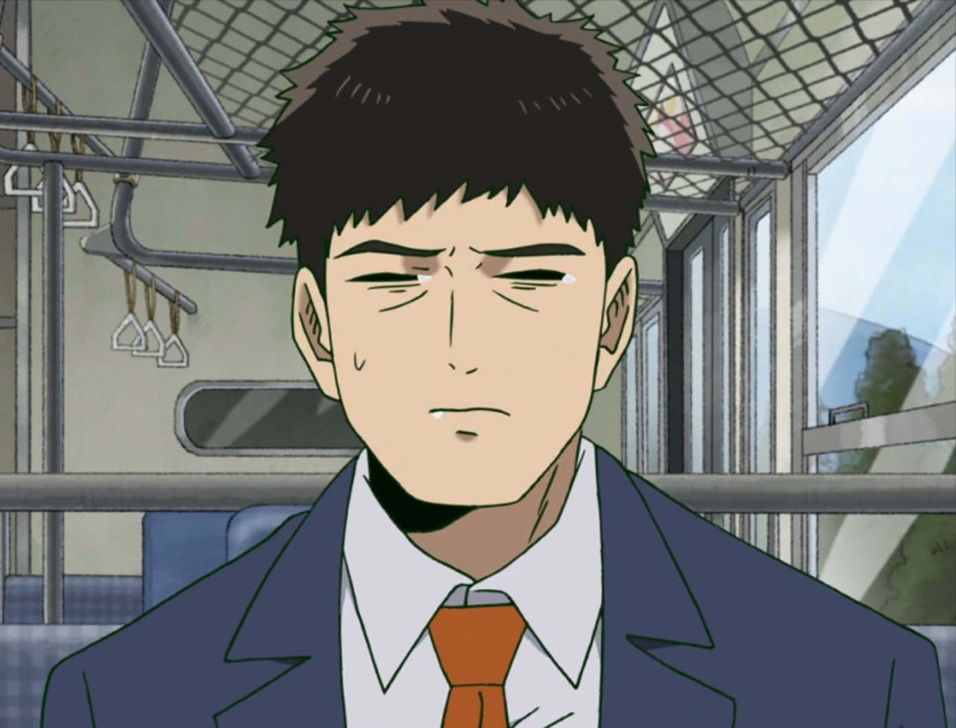 Katsuya Serizawa 桌布 壁紙 — 一名身穿西裝和橙色領帶的年輕男子在帶有頭頂扶手和窗戶的火車車廂內做鬼臉。