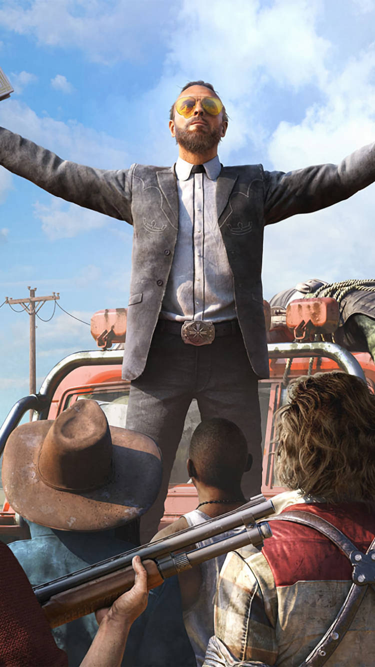 far cry 5 iPhone 桌布 壁紙 — 一名身穿西裝和黃色太陽眼鏡的男子，在明亮的藍天下，雙臂伸展，勝利地站在一輛紅色卡車上。