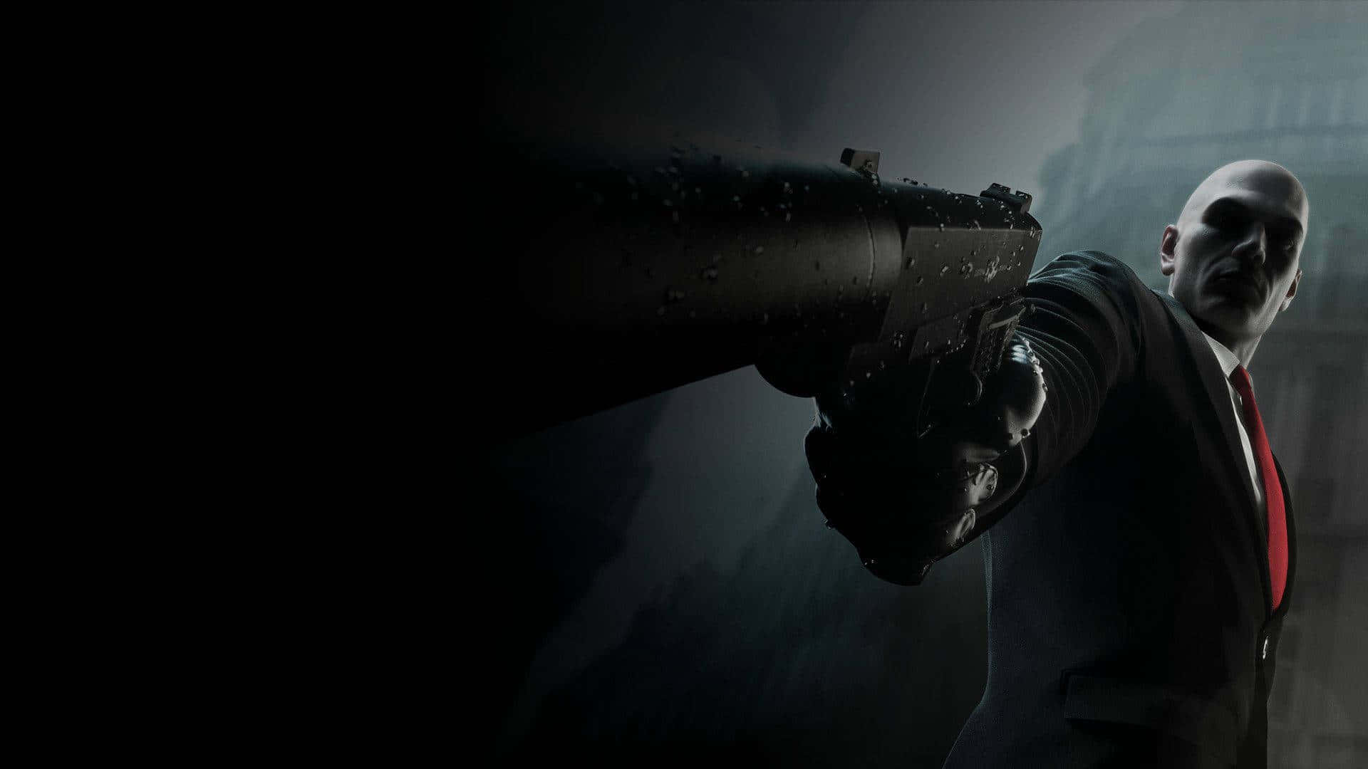 HD Hitman Absolution 桌布 壁紙 — 一名身穿西裝的光頭刺客，手持一把槍管帶有雨滴的大型手槍，瞄準著陰暗迷霧的城市背景。