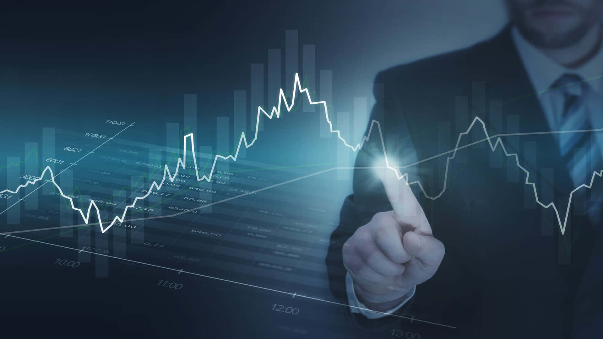stocks 桌布 壁紙 — 一名身穿西裝的商人指著一個發光的金融圖表，疊加在深藍色的數位介面上。