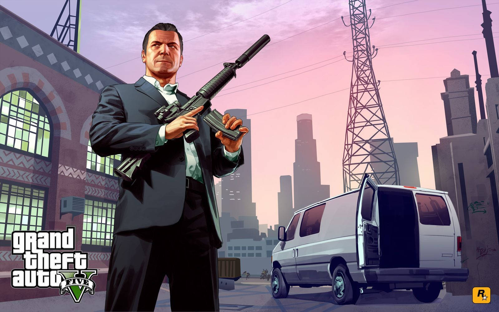 1080p gta 5 桌布 壁紙 — 一名身穿西裝的男子在 gritty 的城市街道上拿著步槍，旁邊有一輛白色貨車和黃昏時分的城市天際線。