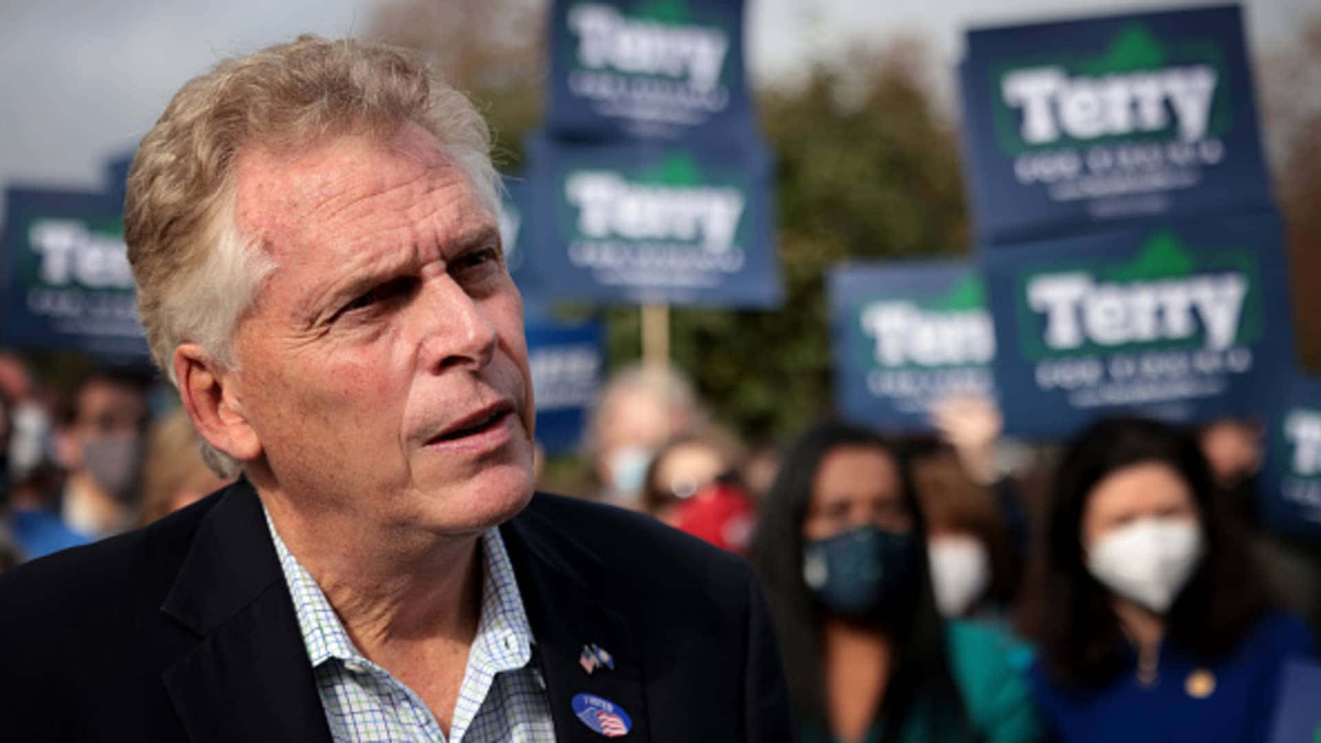 Celebrity 桌布 壁紙 — 一名身穿西裝的男子在戶外政治集會上發言，身後有支持者舉著藍色「Terry」競選標語牌。