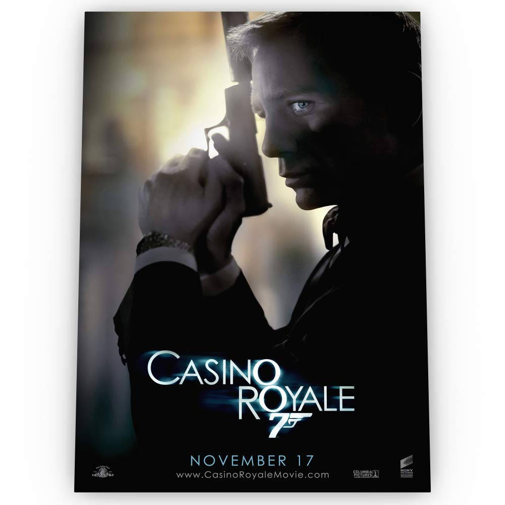 Daniel Craig 桌布 壁紙 — 一名身穿西裝的男子在發光背景前，將槍指向自己的太陽穴，並帶有「Casino Royale」文字。