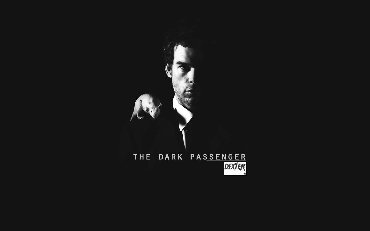 身穿西裝的男子舉著帶有「The Dark Passenger」文字的老鼠。 — 神秘 壁紙