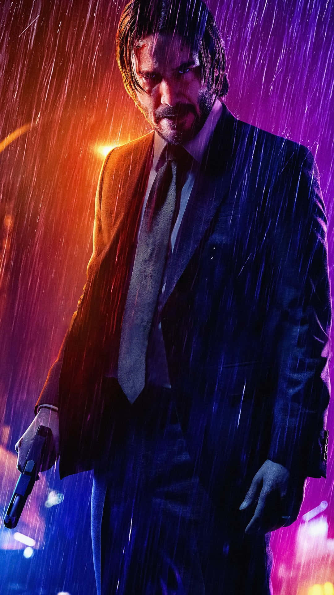 基努·李維 桌布 壁紙 — 一名身穿西裝的男子在霓虹雨下持槍，強烈的燈光投射出戲劇性的陰影。