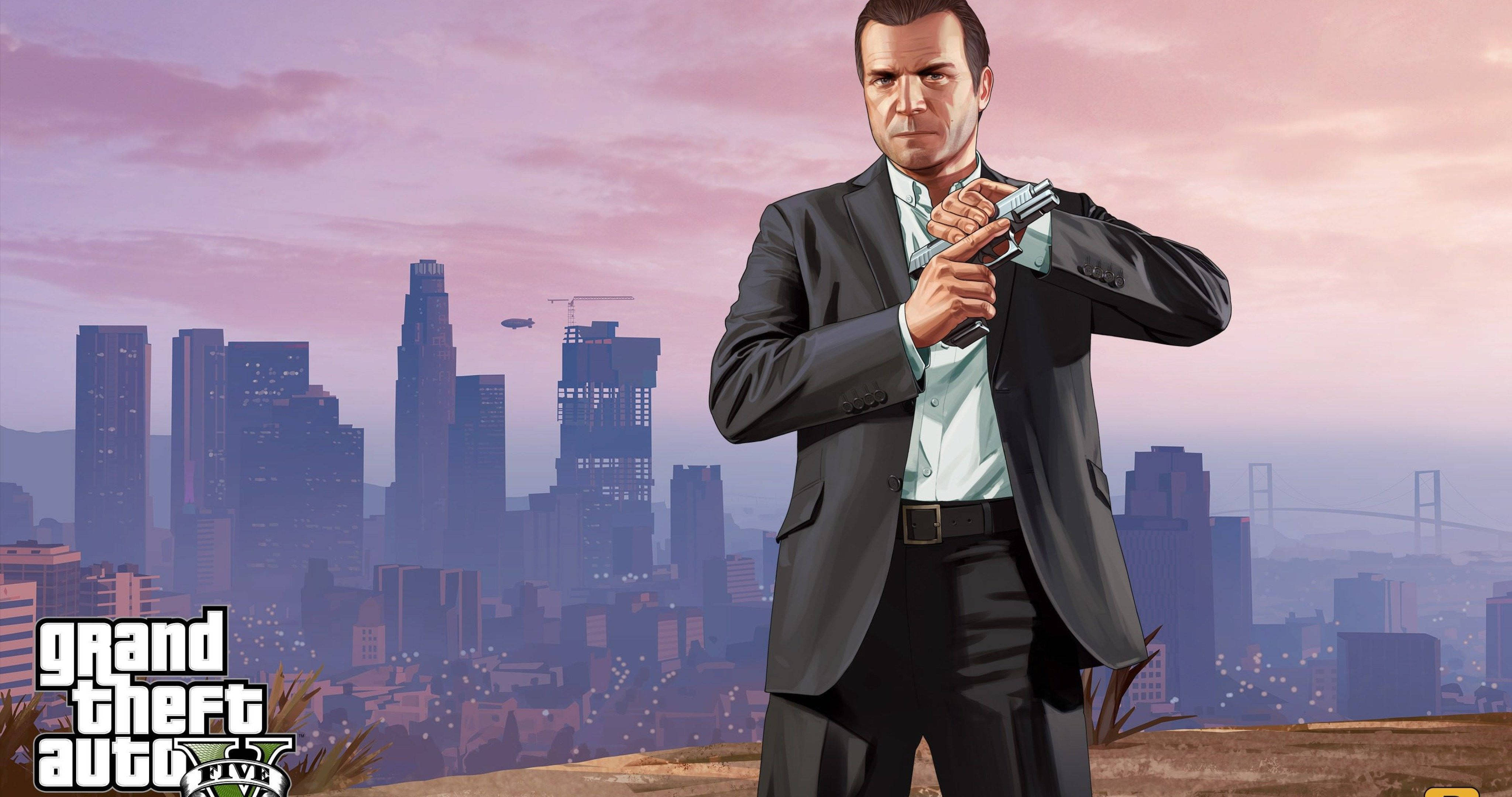 4K gta 5 桌布 壁紙 — 一名身穿西裝的男子在黃昏時分，以粉紅色和紫色雲彩籠罩的朦朧城市天際線為背景，手持槍支。