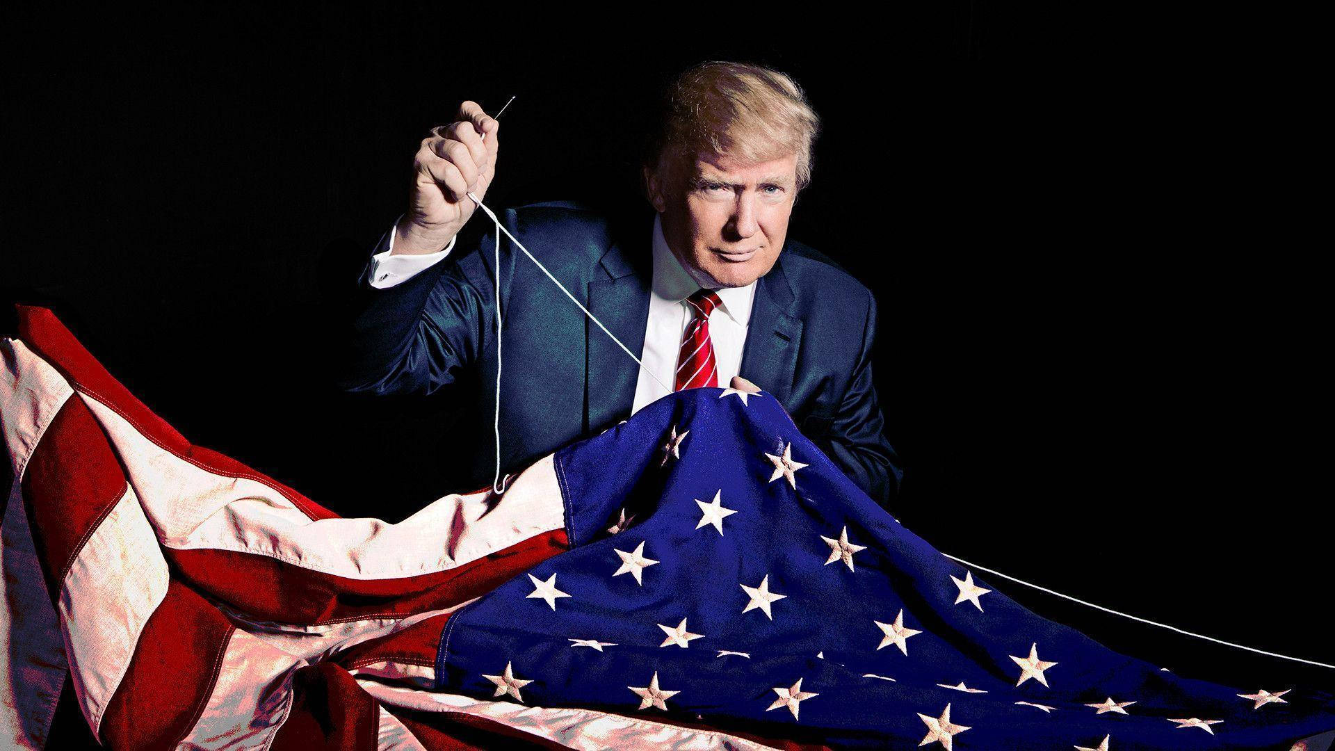 donald trump 桌布 壁紙 — 一名身穿西裝的男子在黑色背景前手持破損的美國國旗，並從布料中拉出一條線。