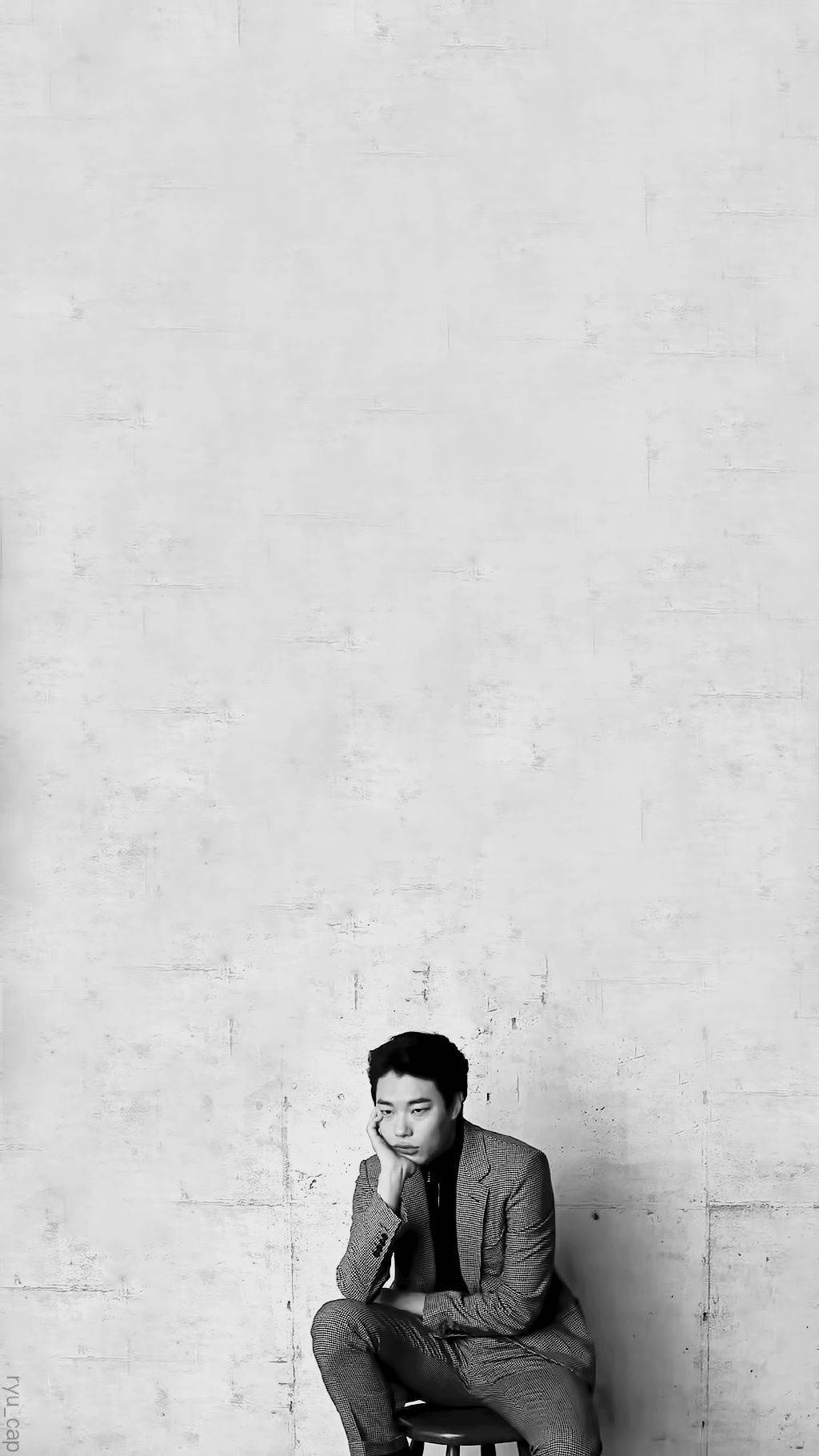 Reply 1988 桌布 壁紙 — 一名身穿西裝的男子獨自坐在凳子上，靠著紋理混凝土牆，單色調，手托腮，若有所思地凝視。