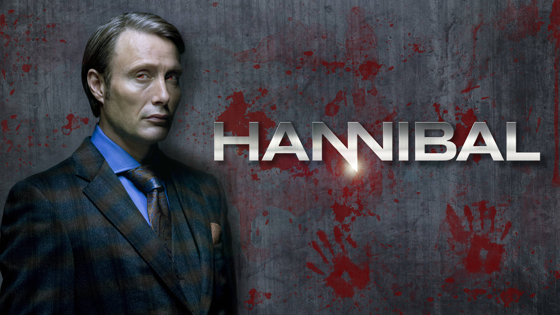 Mads Mikkelsen 桌布 壁紙 — 一名身穿西裝的男子站在濺滿鮮血的牆前，標題「漢尼拔」以金屬字體發光。