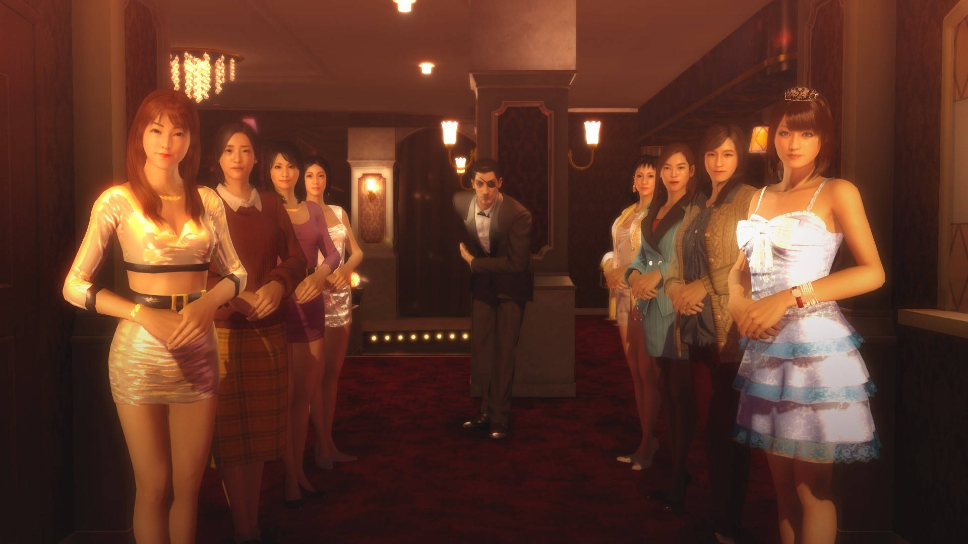 Majima Goro 桌布 壁紙 — 一名身穿西裝的男子站在燈光昏暗的走廊中，兩旁有幾位穿著華麗服裝的女性，在溫暖的環境燈光下。