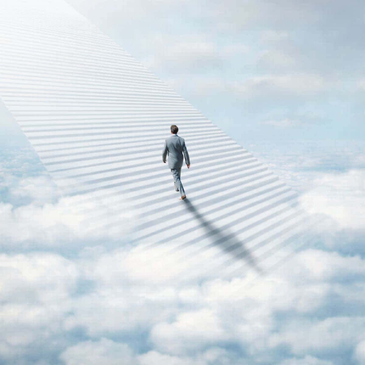Stairway To Heaven 桌布 壁紙 — 一名身穿西裝的男子赤腳走上發光的條紋樓梯，樓梯穿過蓬鬆的白雲，在柔和的藍天下上升。