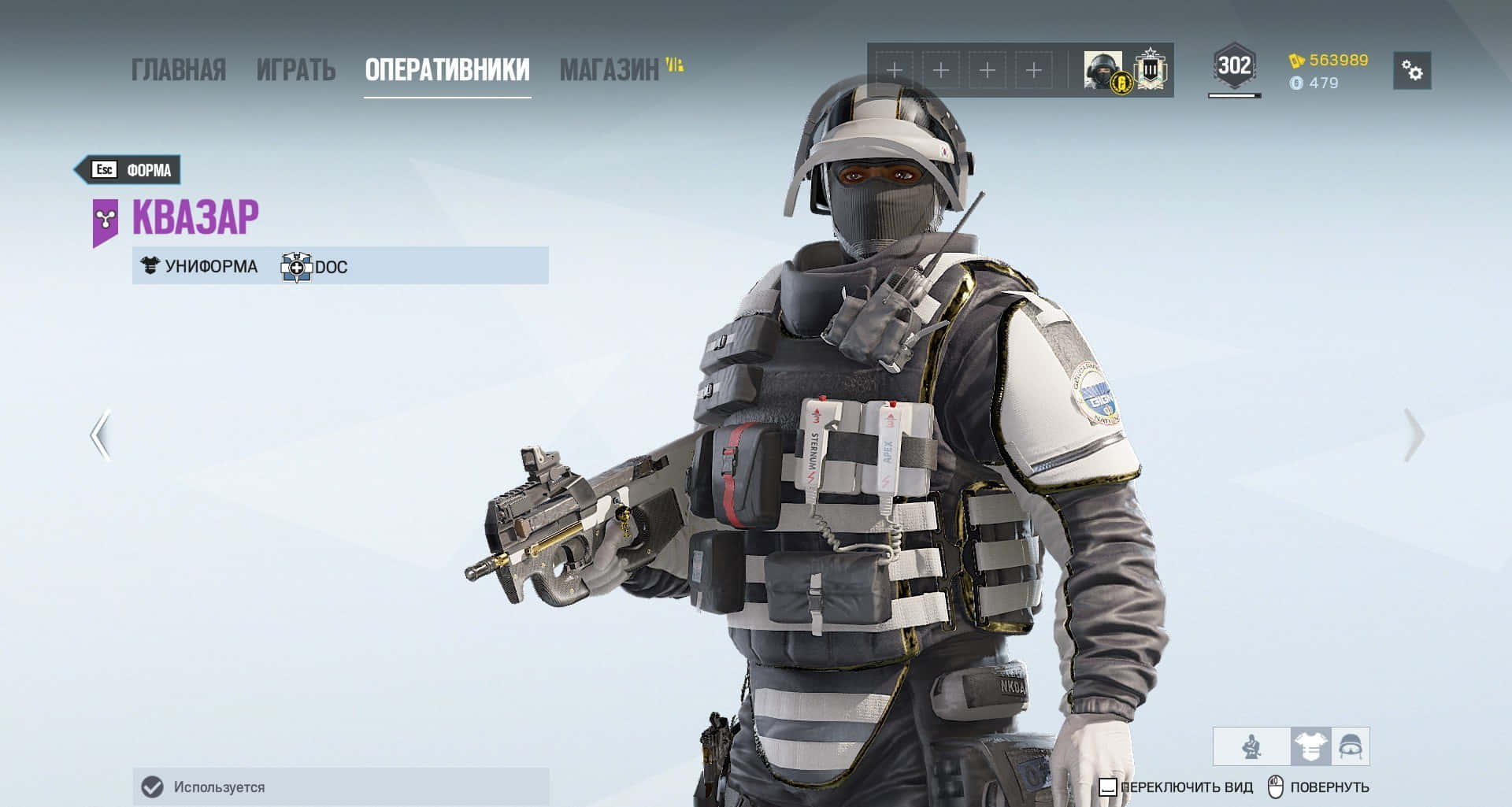 Rainbow Six Siege Doc 桌布 壁紙 — 一名身穿詳細戰鬥裝備的戰術操作員，在乾淨的遊戲UI背景前手持衝鋒槍。