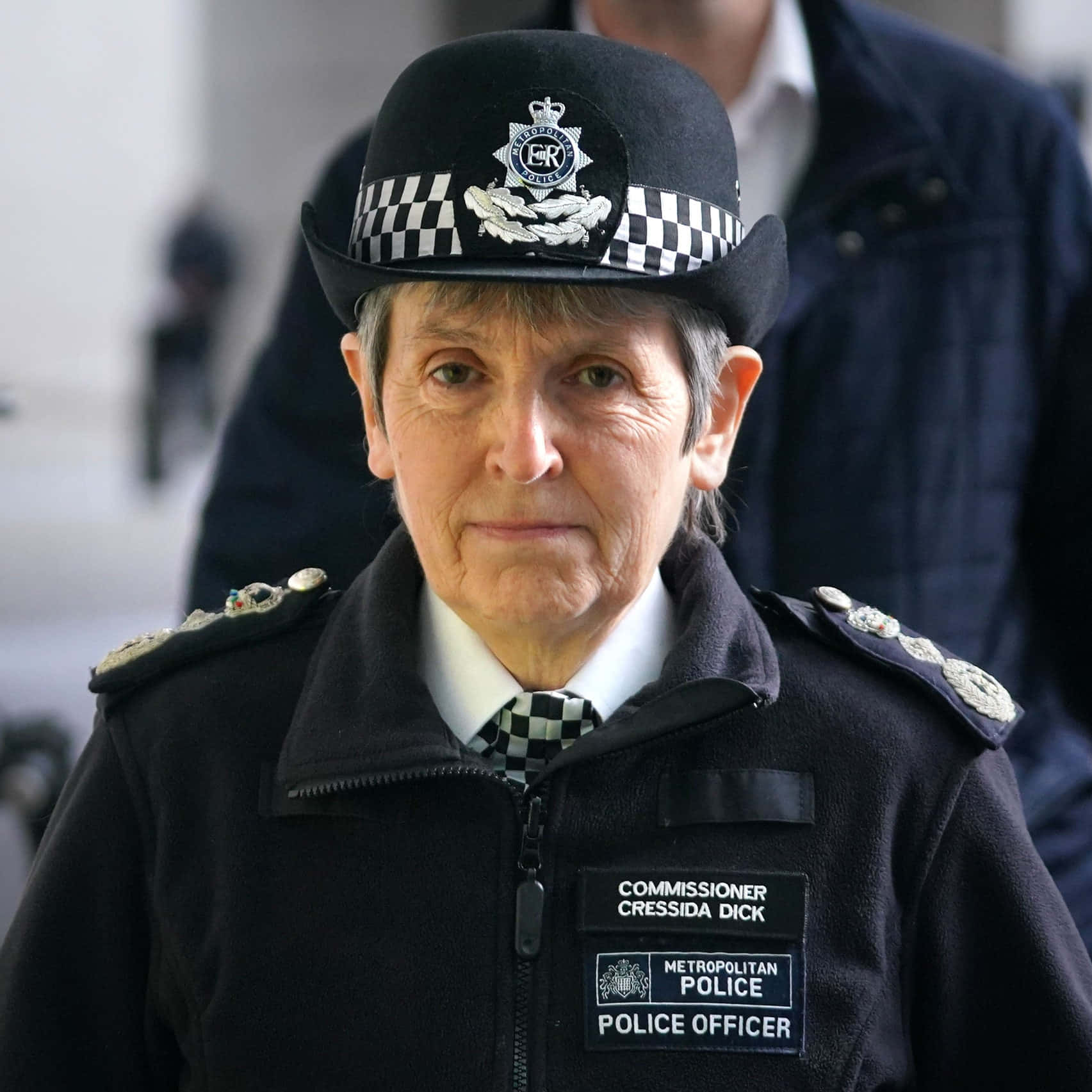一名身穿警察制服的女人站在戶外 壁紙